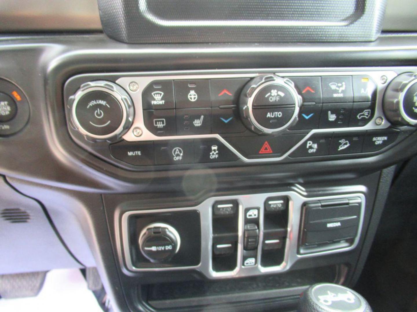 2018 GRAY JEEP WRANGLER UNLIMI SPORT (1C4HJXDG4JW) with an 3.6L engine, Automatic transmission, located at 908 SE 14th Street, Des Moines, IA, 50317, (515) 281-0330, 41.580303, -93.597046 - Photo#21