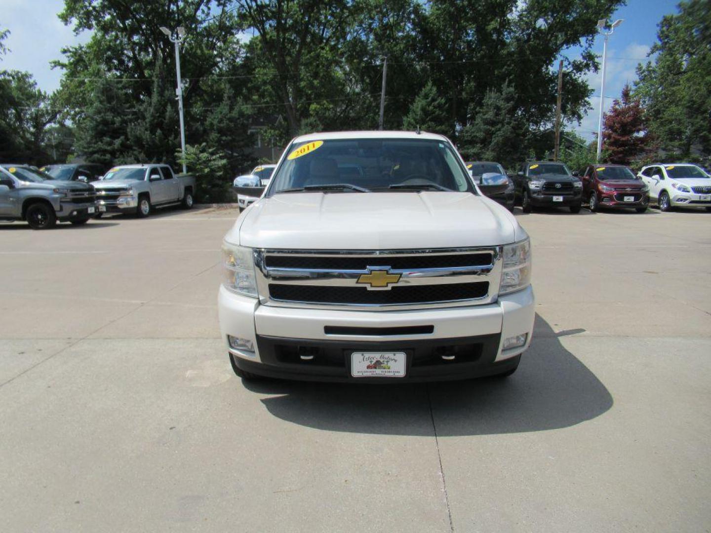 2011 WHITE CHEVROLET SILVERADO 1500 LTZ (3GCPKTE34BG) with an 5.3L engine, Automatic transmission, located at 908 SE 14th Street, Des Moines, IA, 50317, (515) 281-0330, 41.580303, -93.597046 - Photo#1