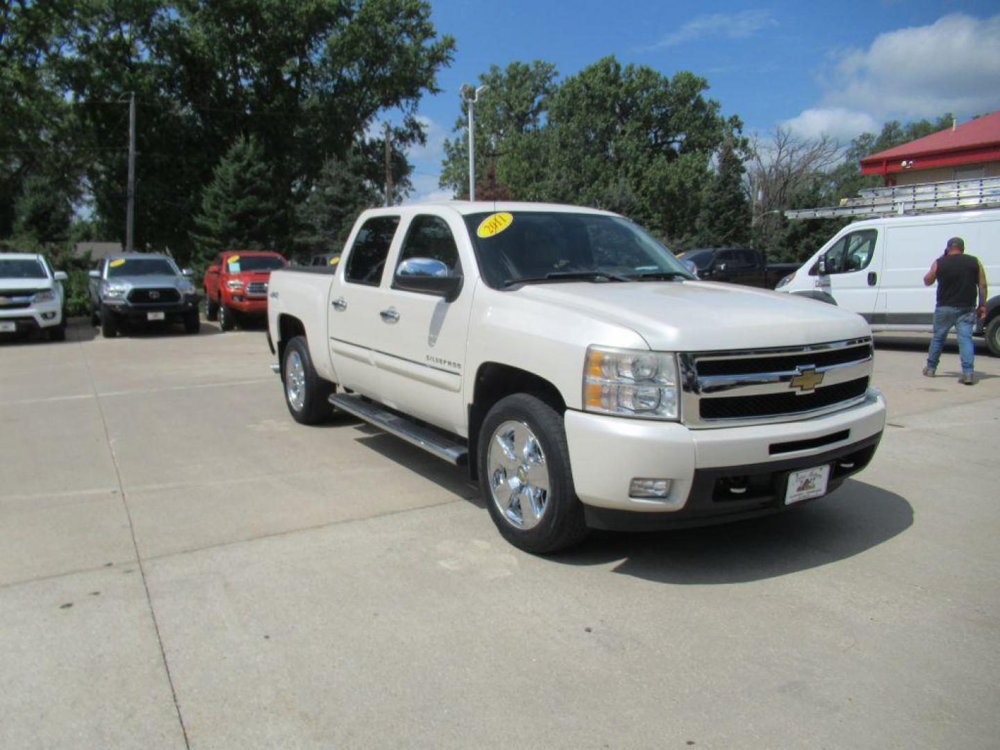 2011 WHITE CHEVROLET SILVERADO 1500 LTZ (3GCPKTE34BG) with an 5.3L engine, Automatic transmission, located at 908 SE 14th Street, Des Moines, IA, 50317, (515) 281-0330, 41.580303, -93.597046 - Photo#2