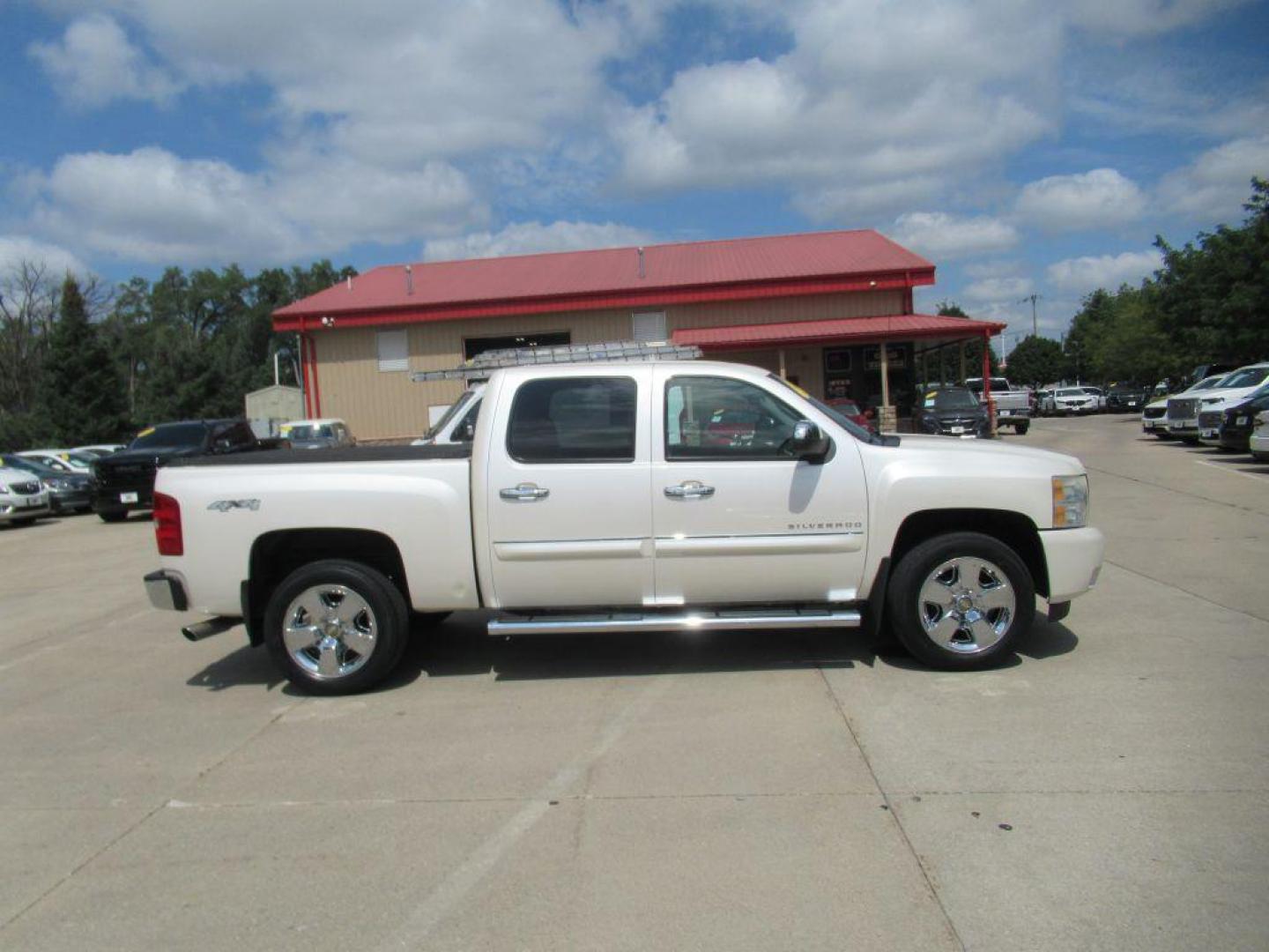 2011 WHITE CHEVROLET SILVERADO 1500 LTZ (3GCPKTE34BG) with an 5.3L engine, Automatic transmission, located at 908 SE 14th Street, Des Moines, IA, 50317, (515) 281-0330, 41.580303, -93.597046 - Photo#3
