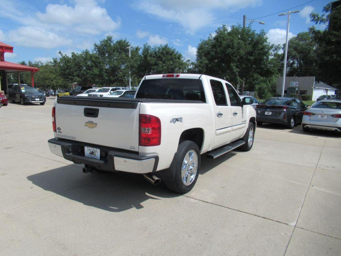2011 WHITE CHEVROLET SILVERADO 1500 LTZ (3GCPKTE34BG) with an 5.3L engine, Automatic transmission, located at 908 SE 14th Street, Des Moines, IA, 50317, (515) 281-0330, 41.580303, -93.597046 - Photo#4