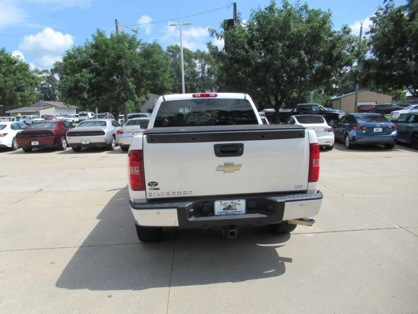 2011 WHITE CHEVROLET SILVERADO 1500 LTZ (3GCPKTE34BG) with an 5.3L engine, Automatic transmission, located at 908 SE 14th Street, Des Moines, IA, 50317, (515) 281-0330, 41.580303, -93.597046 - Photo#5
