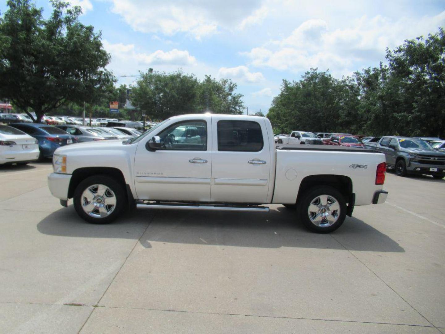 2011 WHITE CHEVROLET SILVERADO 1500 LTZ (3GCPKTE34BG) with an 5.3L engine, Automatic transmission, located at 908 SE 14th Street, Des Moines, IA, 50317, (515) 281-0330, 41.580303, -93.597046 - Photo#7