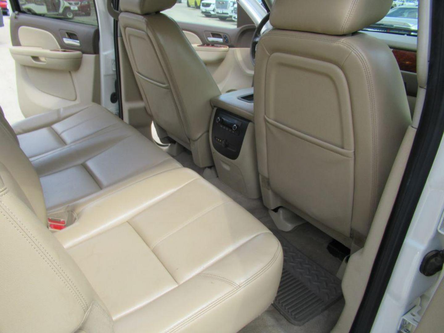 2011 WHITE CHEVROLET SILVERADO 1500 LTZ (3GCPKTE34BG) with an 5.3L engine, Automatic transmission, located at 908 SE 14th Street, Des Moines, IA, 50317, (515) 281-0330, 41.580303, -93.597046 - Photo#14