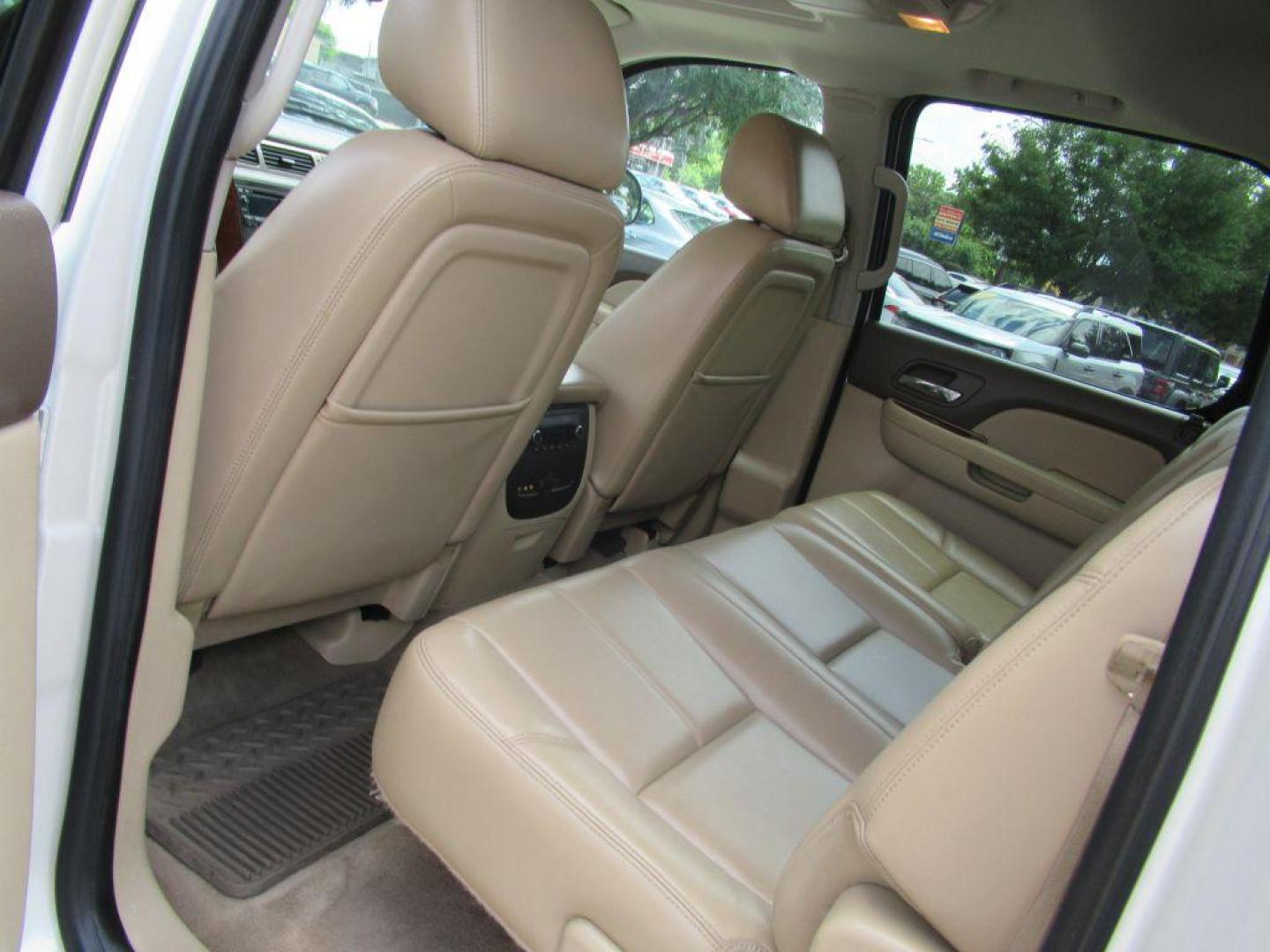 2011 WHITE CHEVROLET SILVERADO 1500 LTZ (3GCPKTE34BG) with an 5.3L engine, Automatic transmission, located at 908 SE 14th Street, Des Moines, IA, 50317, (515) 281-0330, 41.580303, -93.597046 - Photo#15
