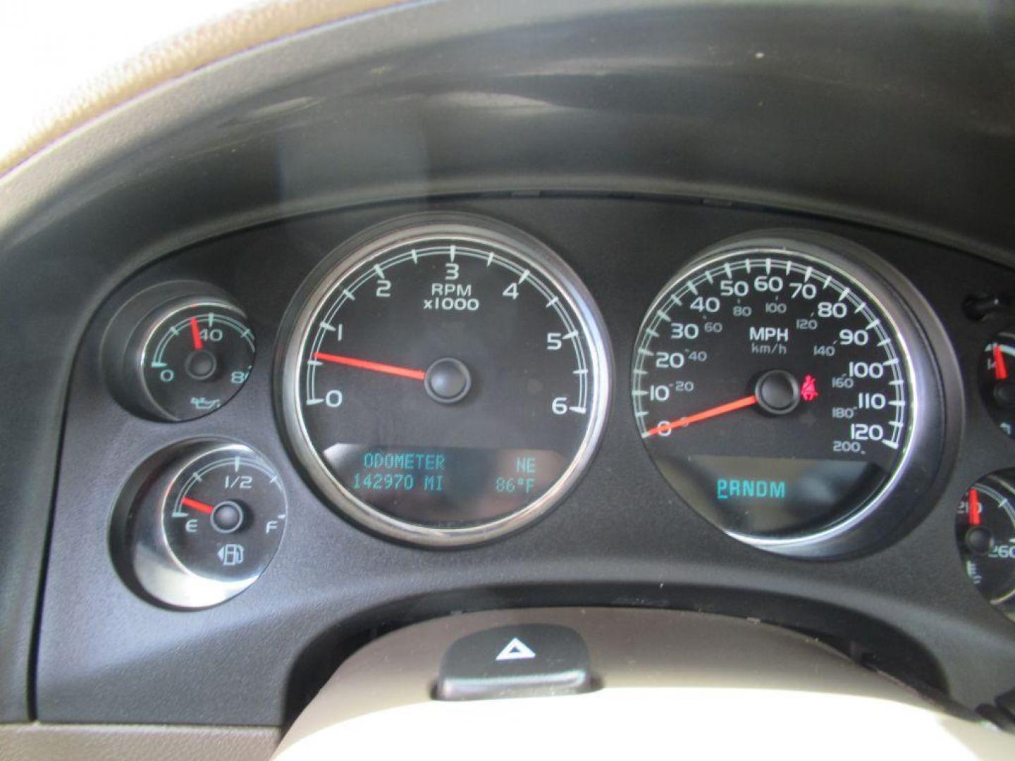 2011 WHITE CHEVROLET SILVERADO 1500 LTZ (3GCPKTE34BG) with an 5.3L engine, Automatic transmission, located at 908 SE 14th Street, Des Moines, IA, 50317, (515) 281-0330, 41.580303, -93.597046 - Photo#25