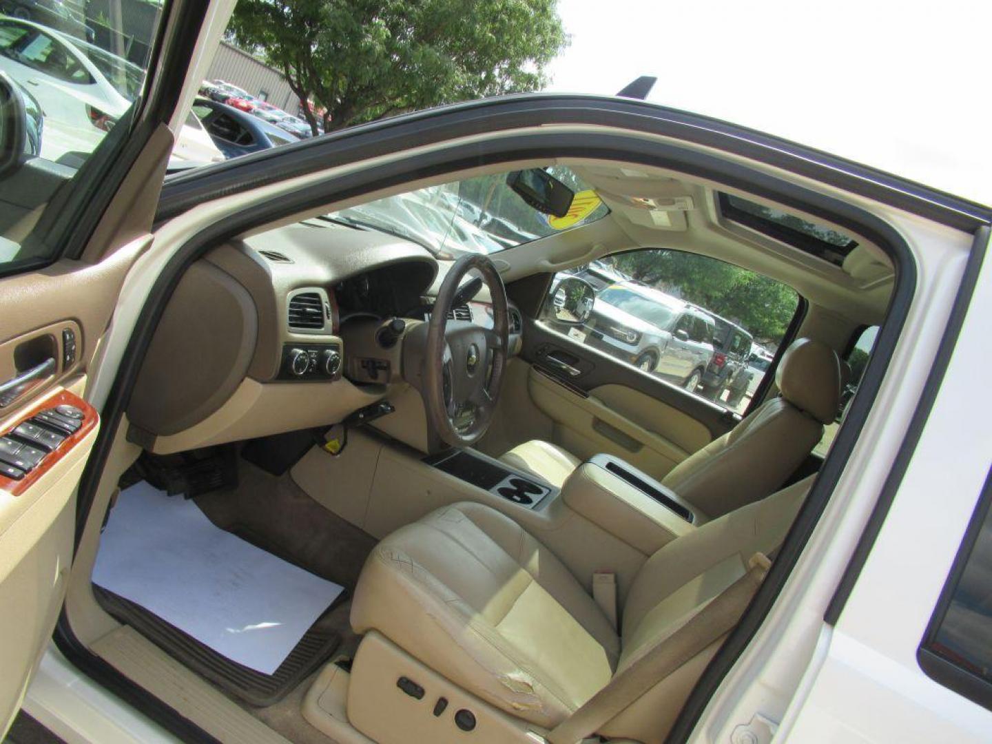 2011 WHITE CHEVROLET SILVERADO 1500 LTZ (3GCPKTE34BG) with an 5.3L engine, Automatic transmission, located at 908 SE 14th Street, Des Moines, IA, 50317, (515) 281-0330, 41.580303, -93.597046 - Photo#26