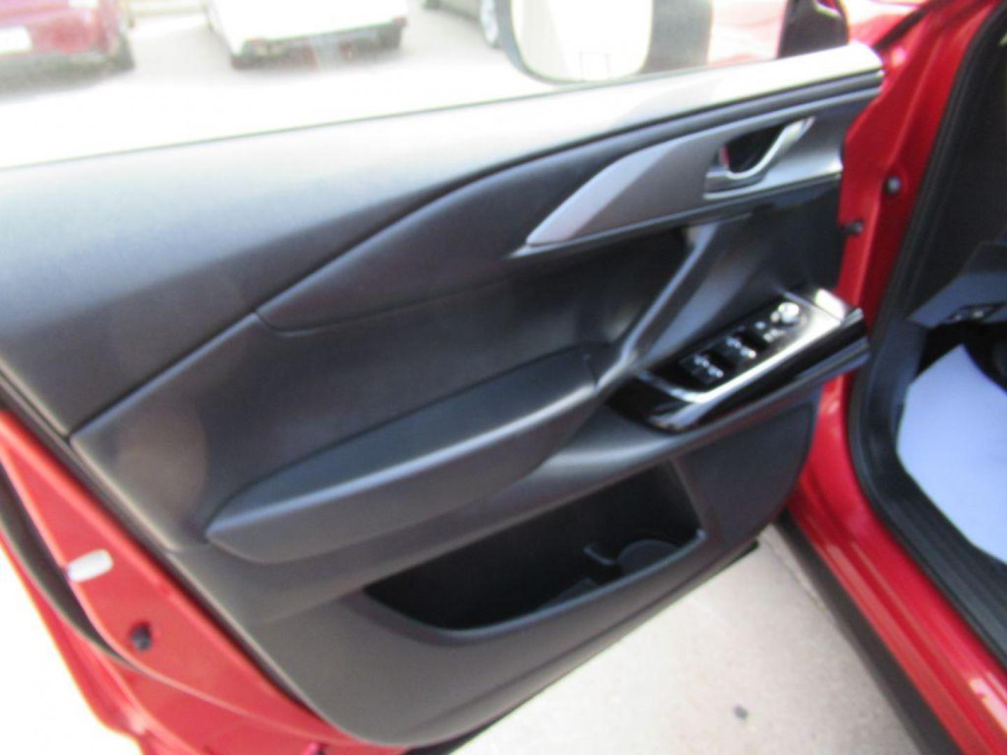 2022 RED MAZDA CX-9 TOURING (JM3TCBCY9N0) with an 2.5L engine, Automatic transmission, located at 908 SE 14th Street, Des Moines, IA, 50317, (515) 281-0330, 41.580303, -93.597046 - Photo#9