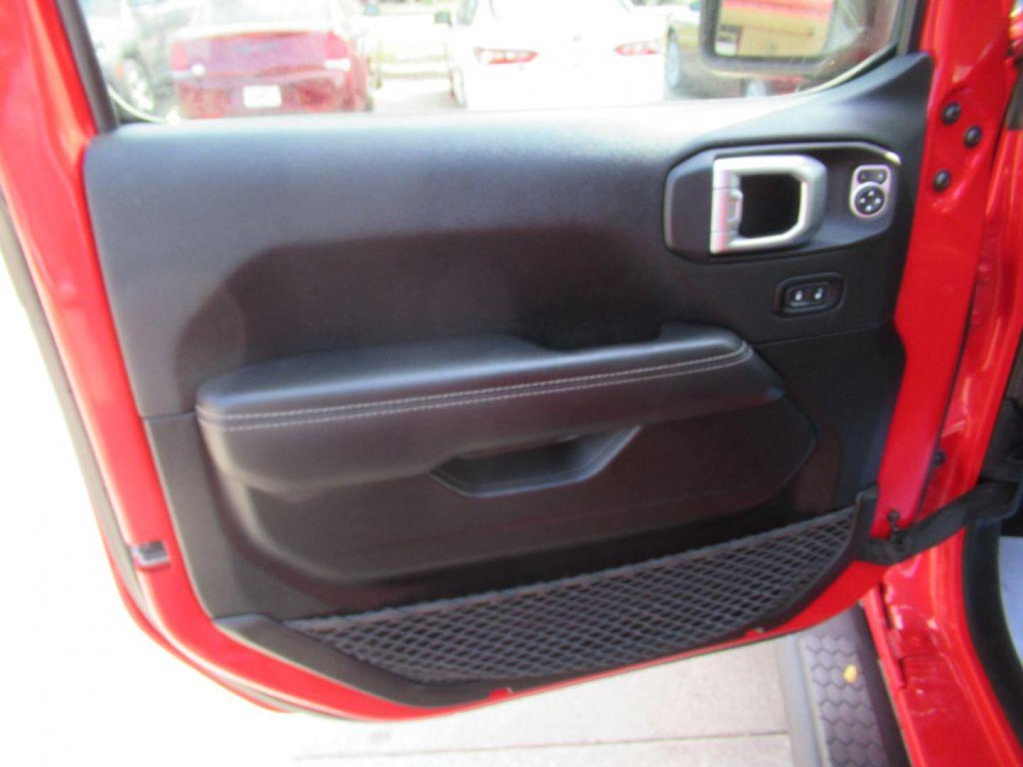 2022 RED JEEP WRANGLER UNLIMI RUBICON 4XE (1C4JJXR63NW) with an 2.0L engine, Automatic transmission, located at 908 SE 14th Street, Des Moines, IA, 50317, (515) 281-0330, 41.580303, -93.597046 - Photo#9
