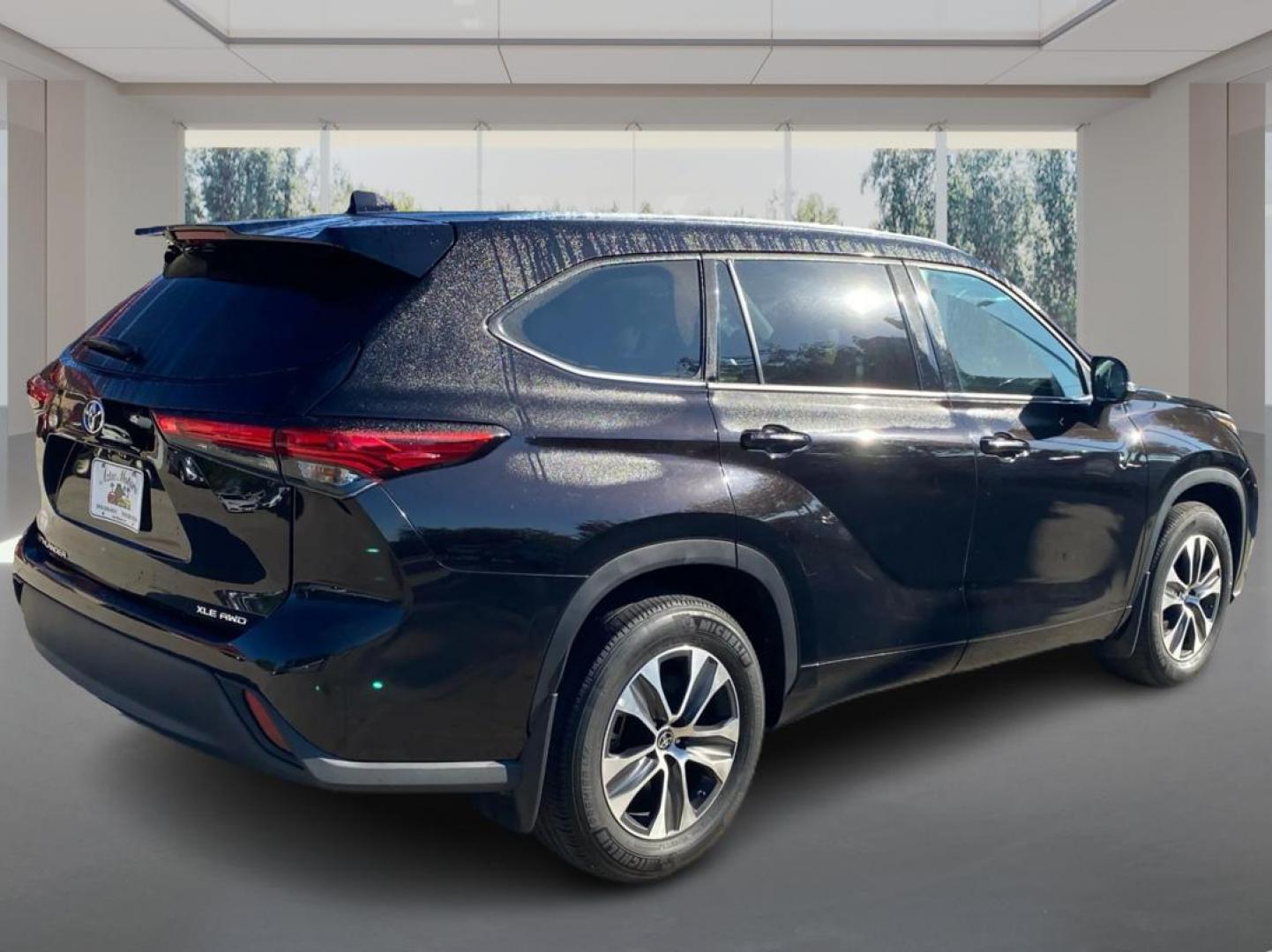 2021 BLACK TOYOTA HIGHLANDER XLE (5TDHZRBH1MS) with an 3.5L engine, Automatic transmission, located at 908 SE 14th Street, Des Moines, IA, 50317, (515) 281-0330, 41.580303, -93.597046 - Photo#2