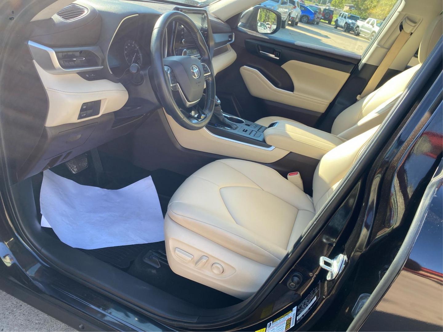 2021 BLACK TOYOTA HIGHLANDER XLE (5TDHZRBH1MS) with an 3.5L engine, Automatic transmission, located at 908 SE 14th Street, Des Moines, IA, 50317, (515) 281-0330, 41.580303, -93.597046 - Photo#8