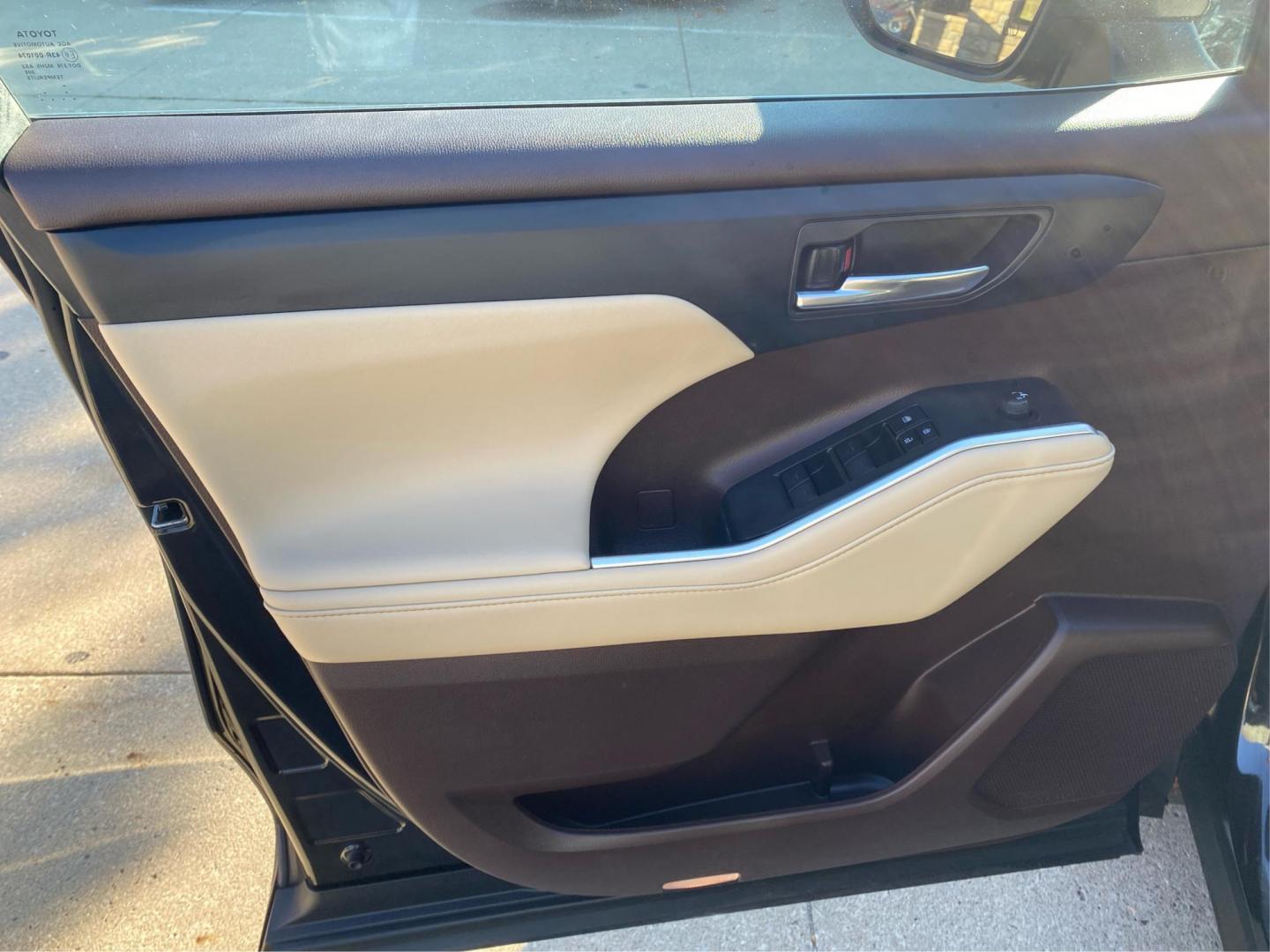 2021 BLACK TOYOTA HIGHLANDER XLE (5TDHZRBH1MS) with an 3.5L engine, Automatic transmission, located at 908 SE 14th Street, Des Moines, IA, 50317, (515) 281-0330, 41.580303, -93.597046 - Photo#18