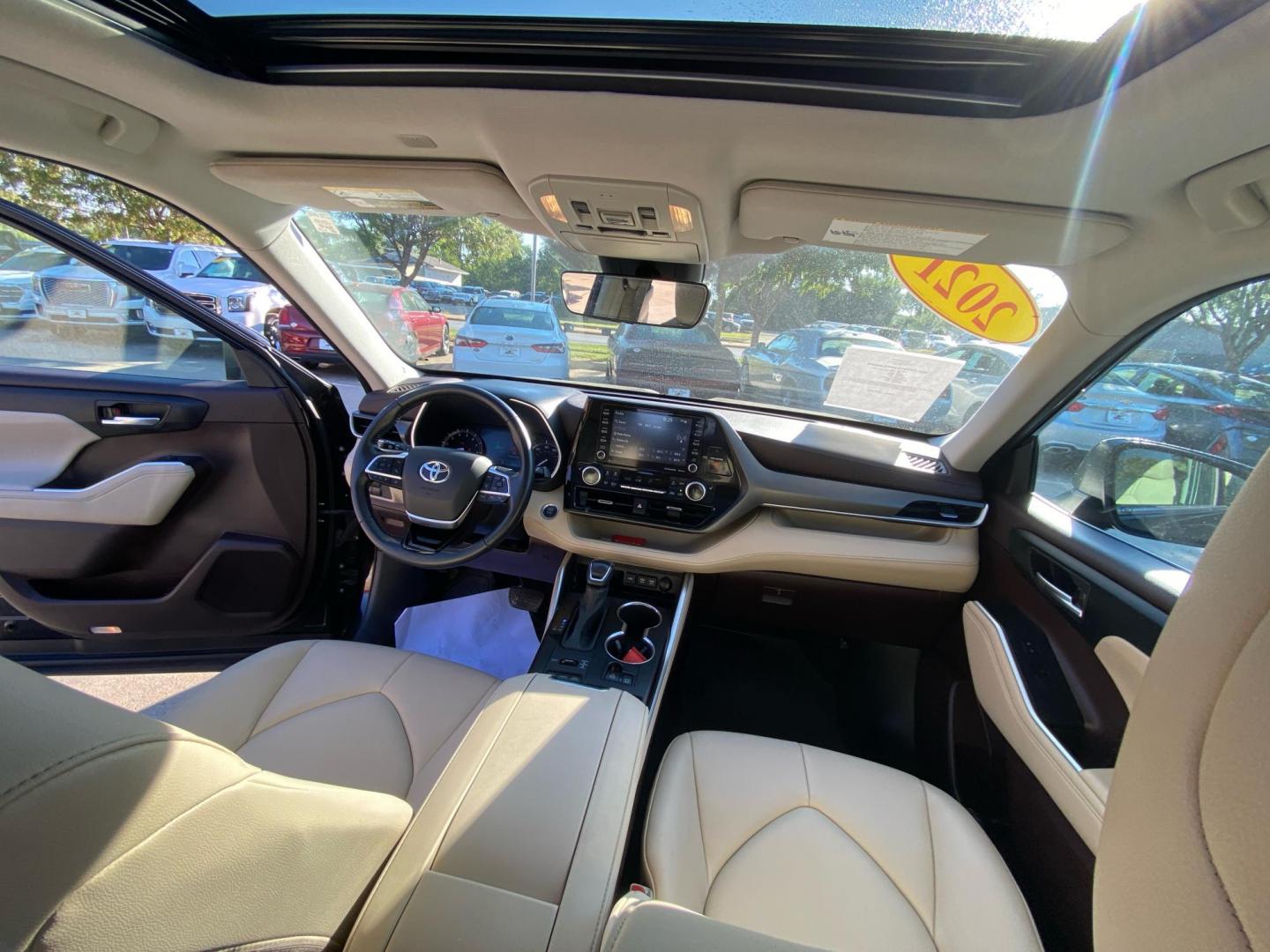 2021 BLACK TOYOTA HIGHLANDER XLE (5TDHZRBH1MS) with an 3.5L engine, Automatic transmission, located at 908 SE 14th Street, Des Moines, IA, 50317, (515) 281-0330, 41.580303, -93.597046 - Photo#20
