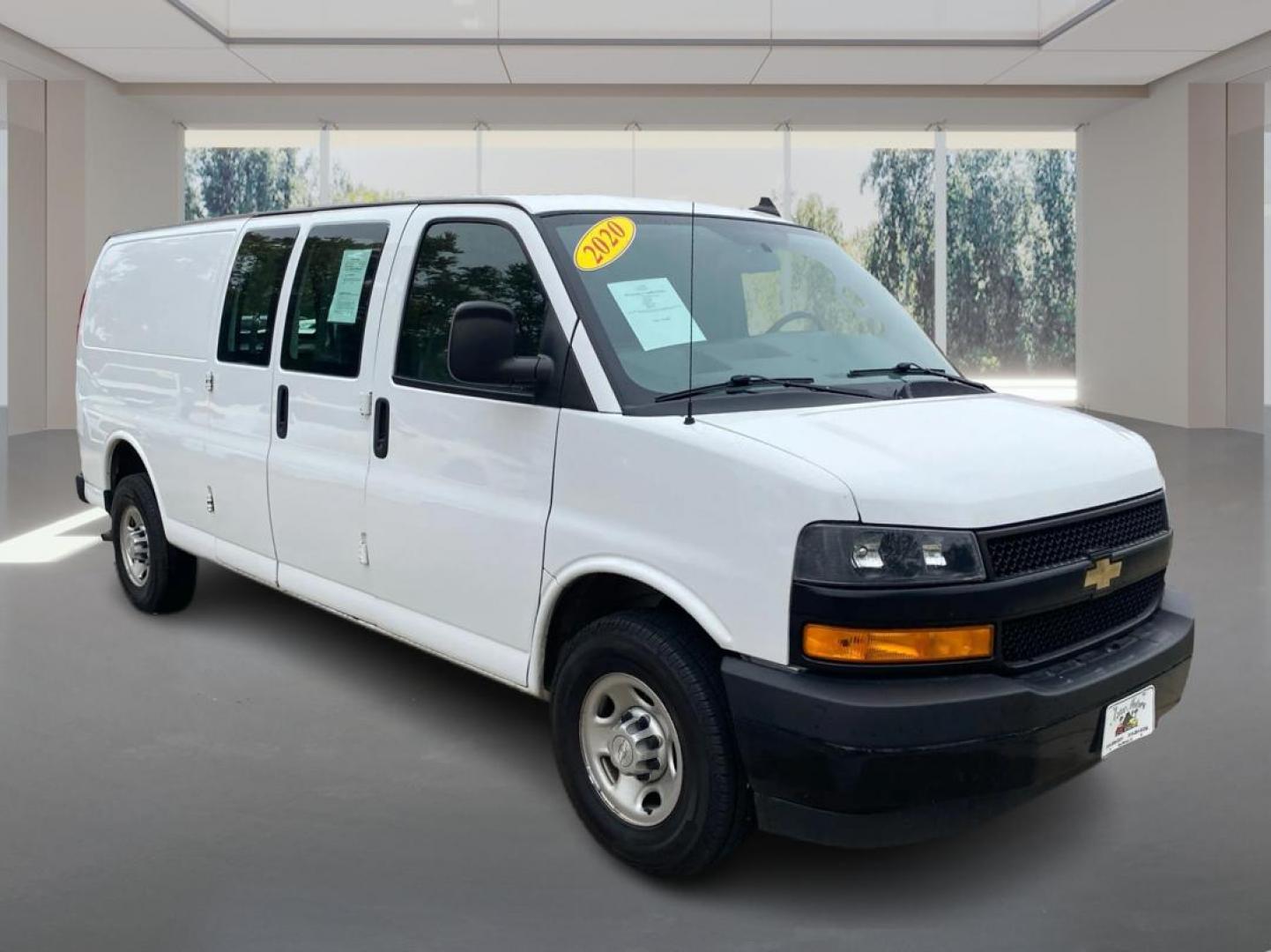 2020 WHITE CHEVROLET EXPRESS G2500 (1GCWGBFG6L1) with an 6.0L engine, Automatic transmission, located at 908 SE 14th Street, Des Moines, IA, 50317, (515) 281-0330, 41.580303, -93.597046 - Photo#0