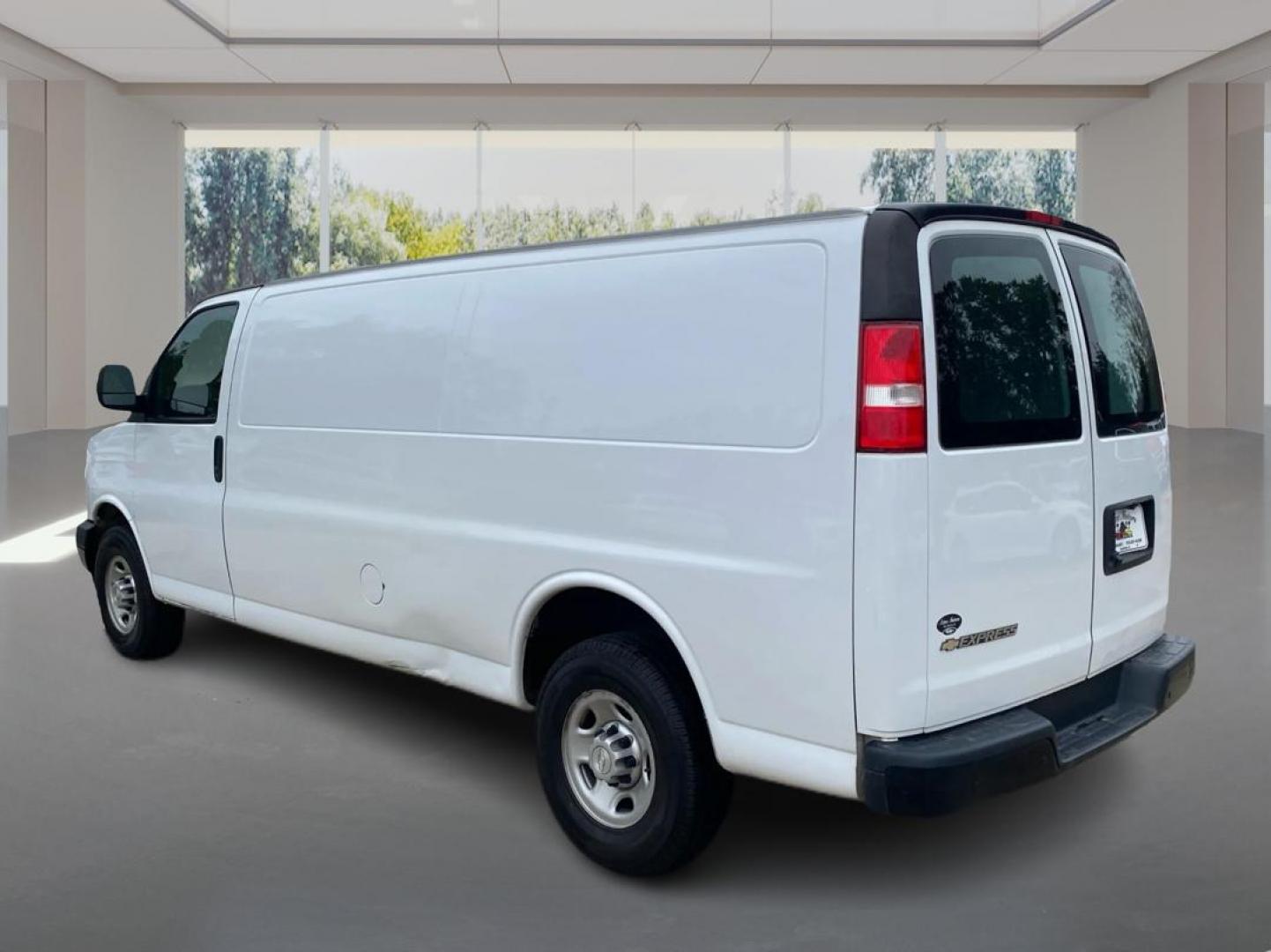 2020 WHITE CHEVROLET EXPRESS G2500 (1GCWGBFG6L1) with an 6.0L engine, Automatic transmission, located at 908 SE 14th Street, Des Moines, IA, 50317, (515) 281-0330, 41.580303, -93.597046 - Photo#4