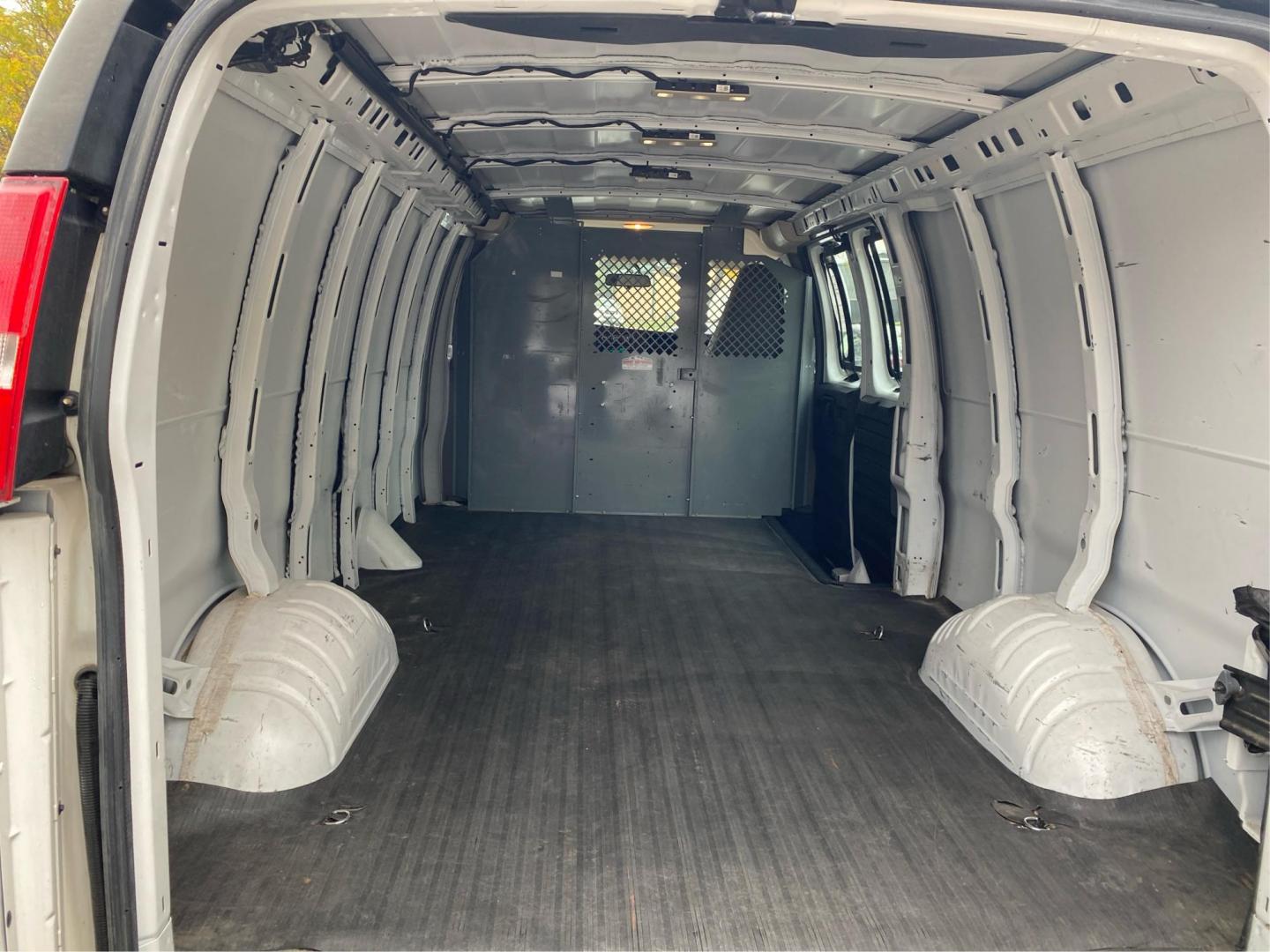 2020 WHITE CHEVROLET EXPRESS G2500 (1GCWGBFG6L1) with an 6.0L engine, Automatic transmission, located at 908 SE 14th Street, Des Moines, IA, 50317, (515) 281-0330, 41.580303, -93.597046 - Photo#10