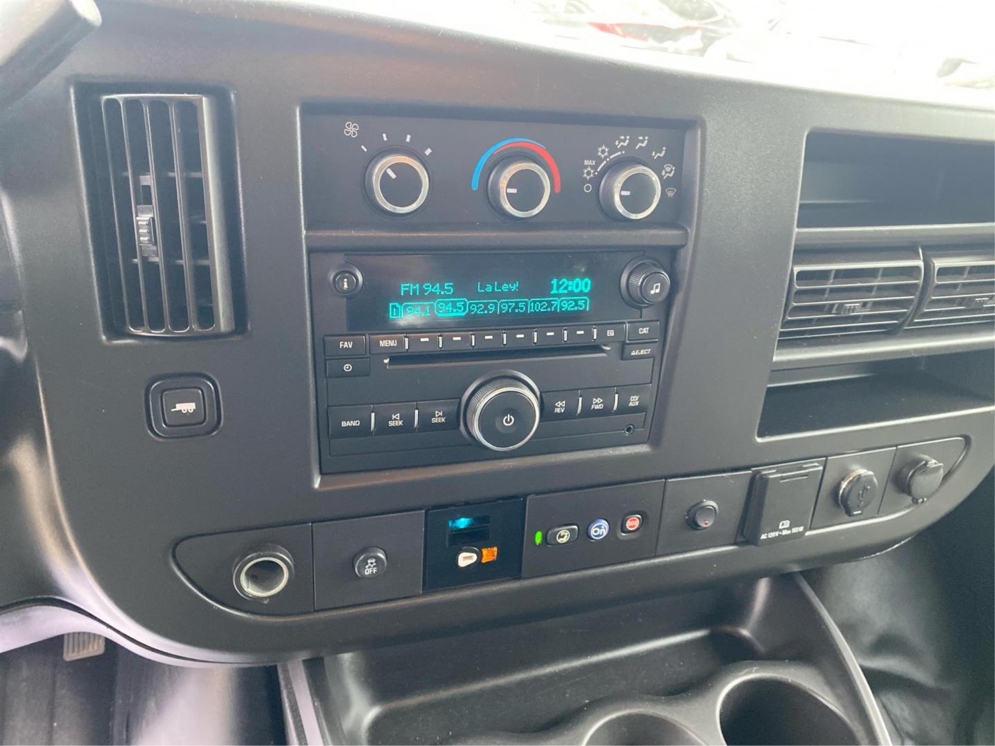 2020 WHITE CHEVROLET EXPRESS G2500 (1GCWGBFG6L1) with an 6.0L engine, Automatic transmission, located at 908 SE 14th Street, Des Moines, IA, 50317, (515) 281-0330, 41.580303, -93.597046 - Photo#11