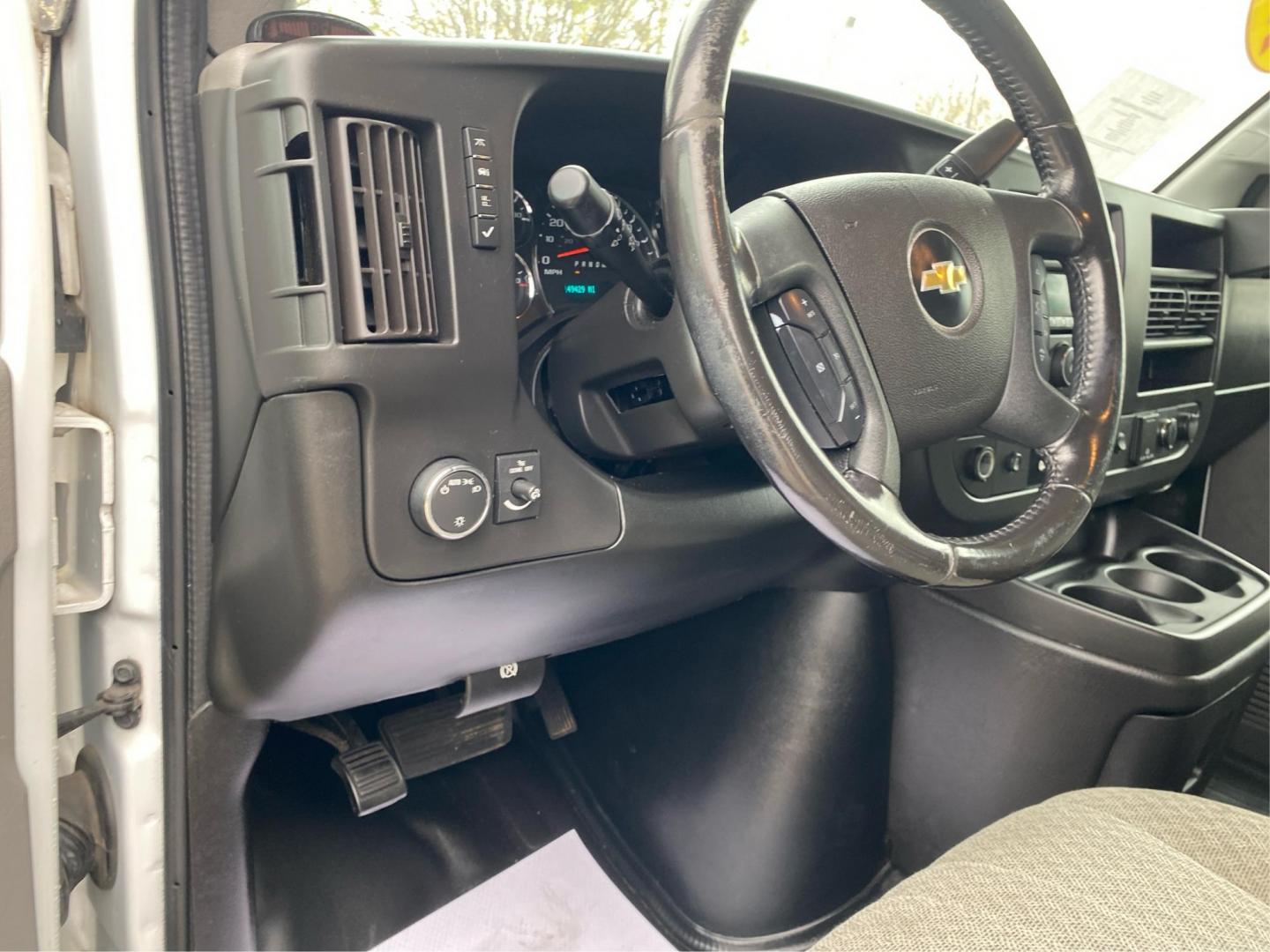 2020 WHITE CHEVROLET EXPRESS G2500 (1GCWGBFG6L1) with an 6.0L engine, Automatic transmission, located at 908 SE 14th Street, Des Moines, IA, 50317, (515) 281-0330, 41.580303, -93.597046 - Photo#14