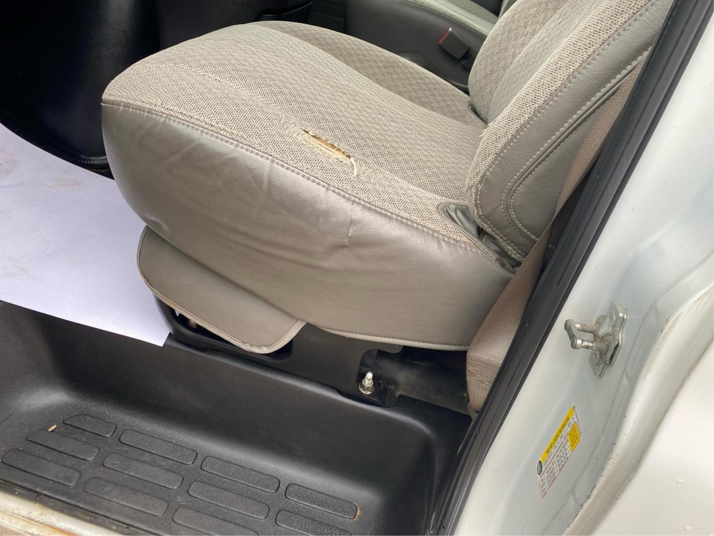 2020 WHITE CHEVROLET EXPRESS G2500 (1GCWGBFG6L1) with an 6.0L engine, Automatic transmission, located at 908 SE 14th Street, Des Moines, IA, 50317, (515) 281-0330, 41.580303, -93.597046 - Photo#15