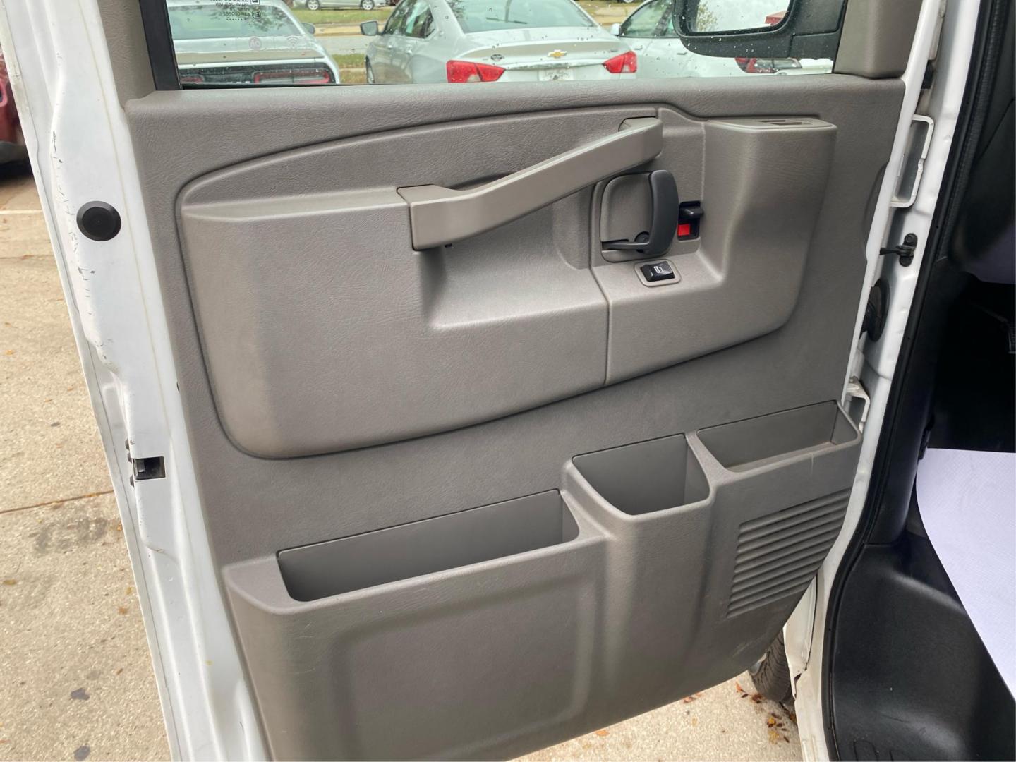 2020 WHITE CHEVROLET EXPRESS G2500 (1GCWGBFG6L1) with an 6.0L engine, Automatic transmission, located at 908 SE 14th Street, Des Moines, IA, 50317, (515) 281-0330, 41.580303, -93.597046 - Photo#16