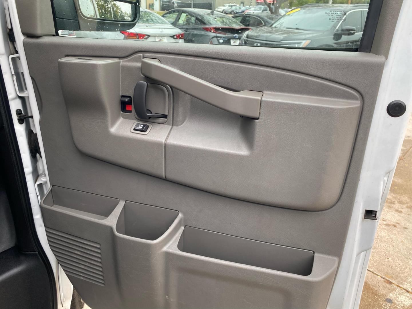 2020 WHITE CHEVROLET EXPRESS G2500 (1GCWGBFG6L1) with an 6.0L engine, Automatic transmission, located at 908 SE 14th Street, Des Moines, IA, 50317, (515) 281-0330, 41.580303, -93.597046 - Photo#17