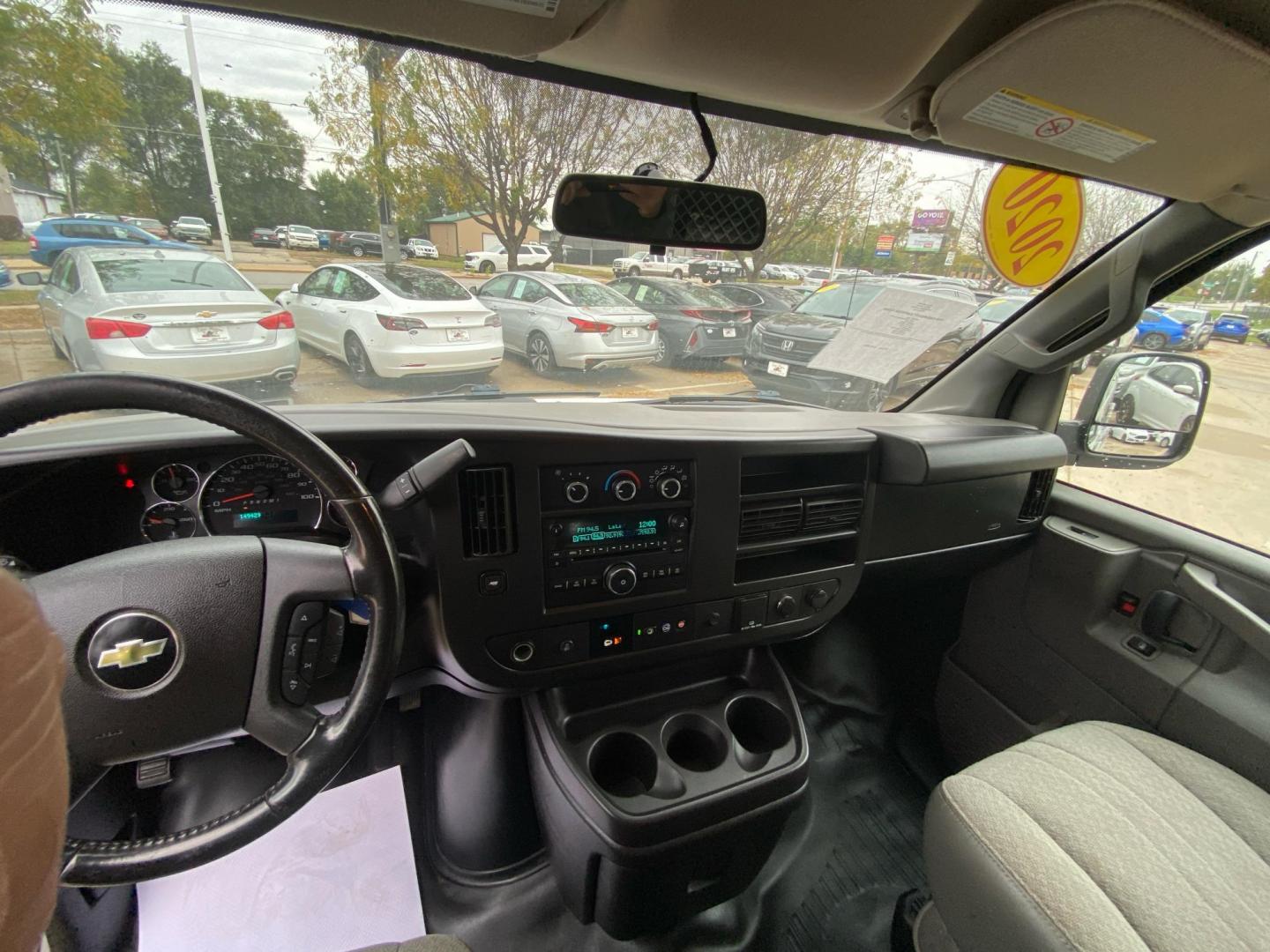 2020 WHITE CHEVROLET EXPRESS G2500 (1GCWGBFG6L1) with an 6.0L engine, Automatic transmission, located at 908 SE 14th Street, Des Moines, IA, 50317, (515) 281-0330, 41.580303, -93.597046 - Photo#18