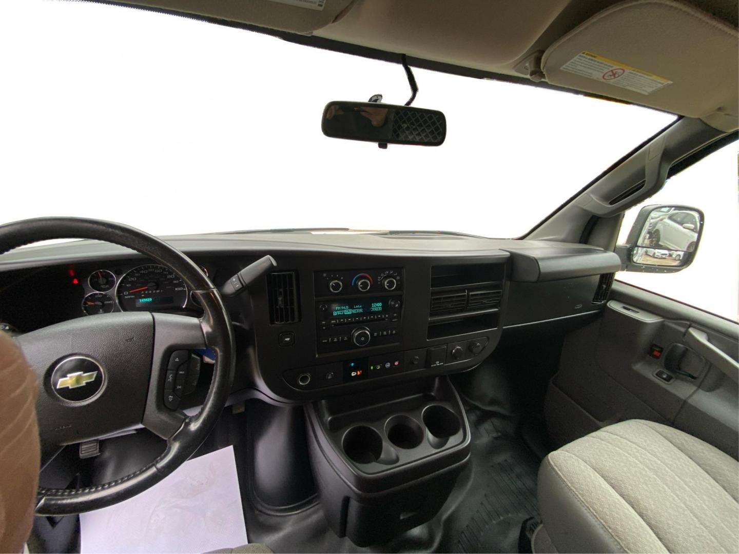 2020 WHITE CHEVROLET EXPRESS G2500 (1GCWGBFG6L1) with an 6.0L engine, Automatic transmission, located at 908 SE 14th Street, Des Moines, IA, 50317, (515) 281-0330, 41.580303, -93.597046 - Photo#19