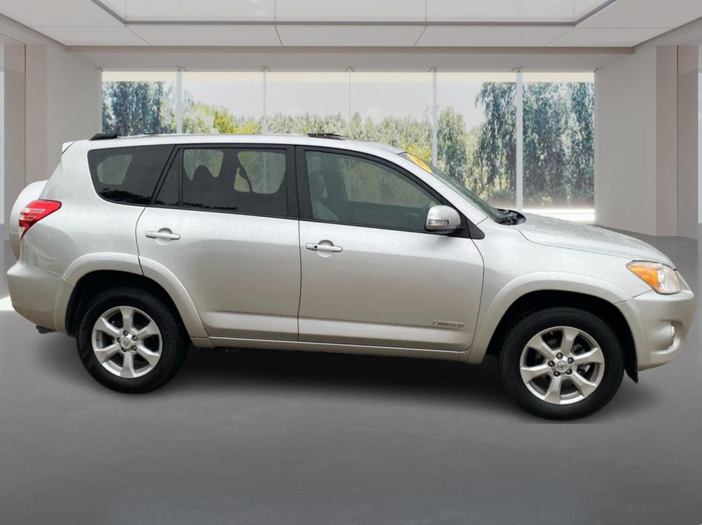 2012 SILVER TOYOTA RAV4 LIMITED (2T3DF4DV4CW) with an 2.5L engine, Automatic transmission, located at 908 SE 14th Street, Des Moines, IA, 50317, (515) 281-0330, 41.580303, -93.597046 - Photo#1