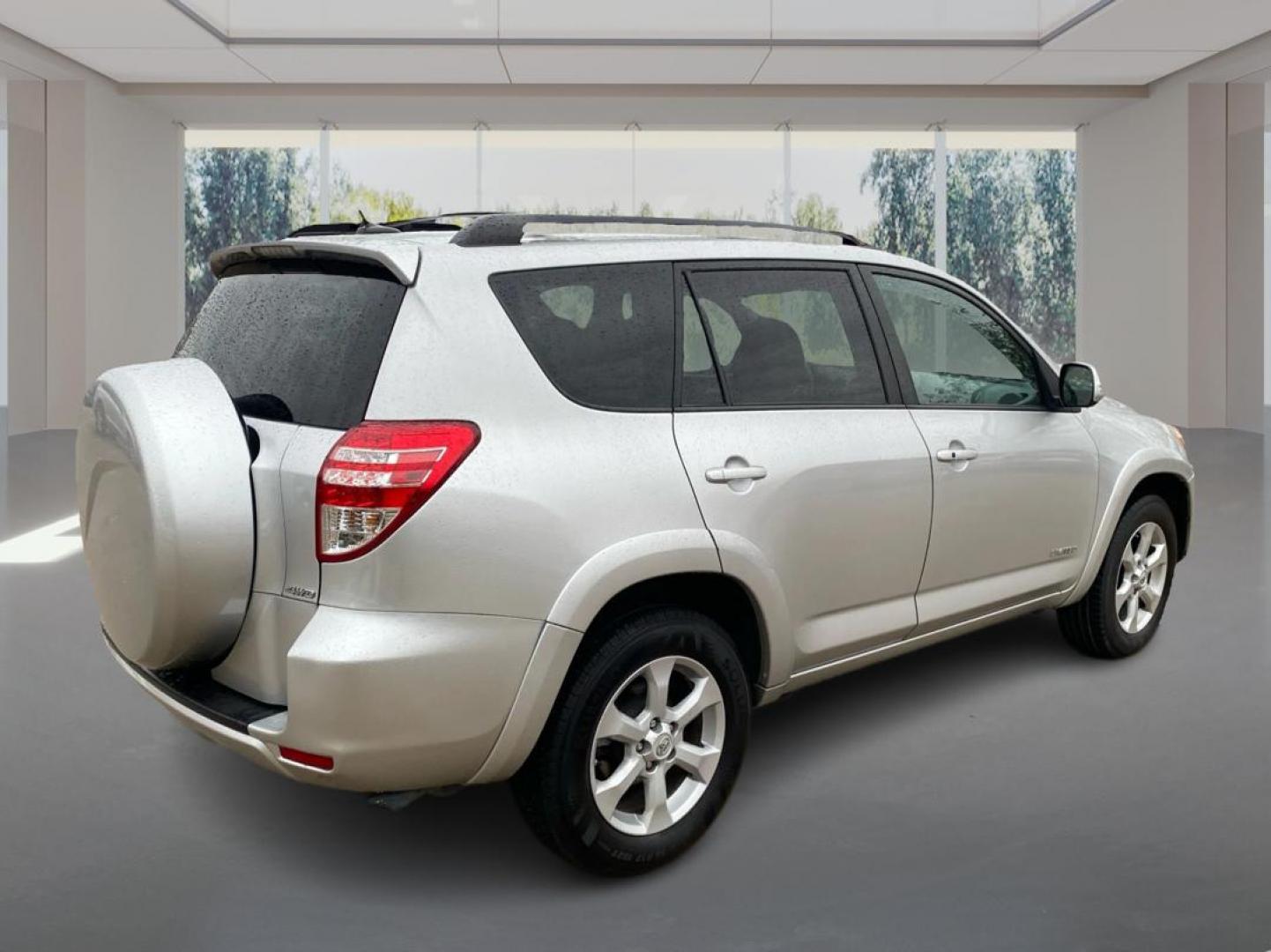 2012 SILVER TOYOTA RAV4 LIMITED (2T3DF4DV4CW) with an 2.5L engine, Automatic transmission, located at 908 SE 14th Street, Des Moines, IA, 50317, (515) 281-0330, 41.580303, -93.597046 - Photo#2