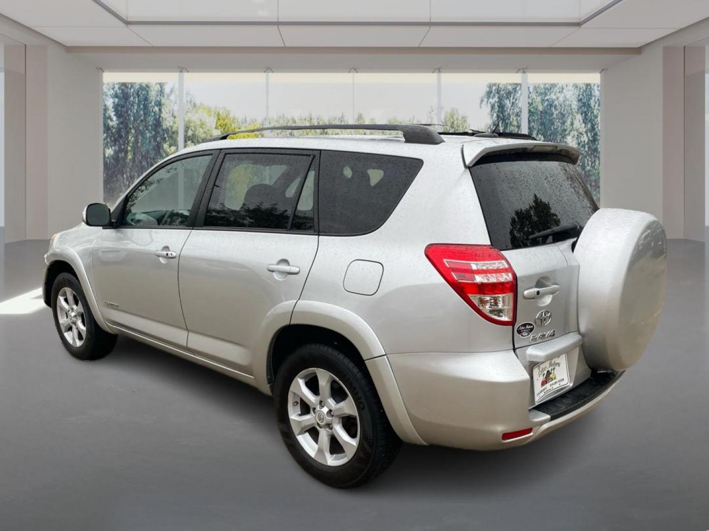 2012 SILVER TOYOTA RAV4 LIMITED (2T3DF4DV4CW) with an 2.5L engine, Automatic transmission, located at 908 SE 14th Street, Des Moines, IA, 50317, (515) 281-0330, 41.580303, -93.597046 - Photo#4