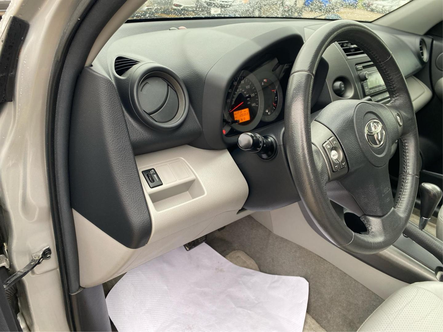 2012 SILVER TOYOTA RAV4 LIMITED (2T3DF4DV4CW) with an 2.5L engine, Automatic transmission, located at 908 SE 14th Street, Des Moines, IA, 50317, (515) 281-0330, 41.580303, -93.597046 - Photo#17