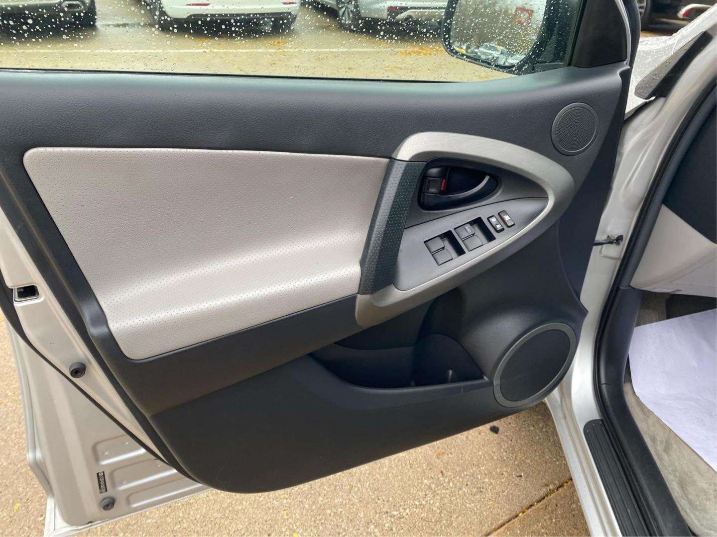 2012 SILVER TOYOTA RAV4 LIMITED (2T3DF4DV4CW) with an 2.5L engine, Automatic transmission, located at 908 SE 14th Street, Des Moines, IA, 50317, (515) 281-0330, 41.580303, -93.597046 - Photo#19