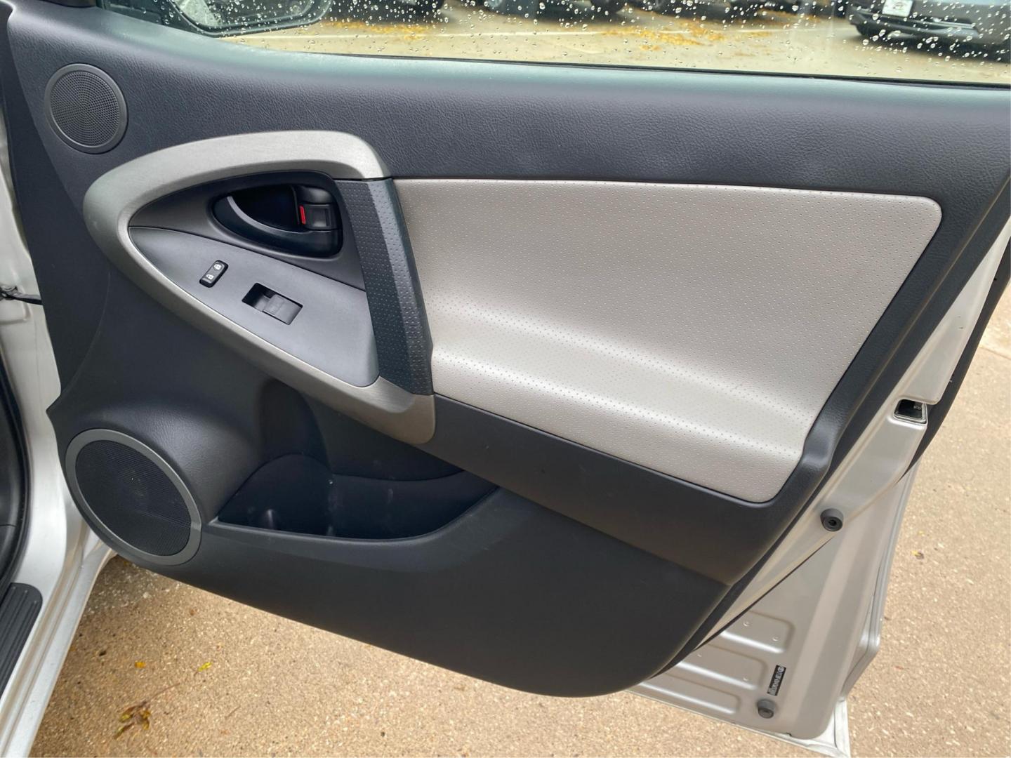 2012 SILVER TOYOTA RAV4 LIMITED (2T3DF4DV4CW) with an 2.5L engine, Automatic transmission, located at 908 SE 14th Street, Des Moines, IA, 50317, (515) 281-0330, 41.580303, -93.597046 - Photo#20