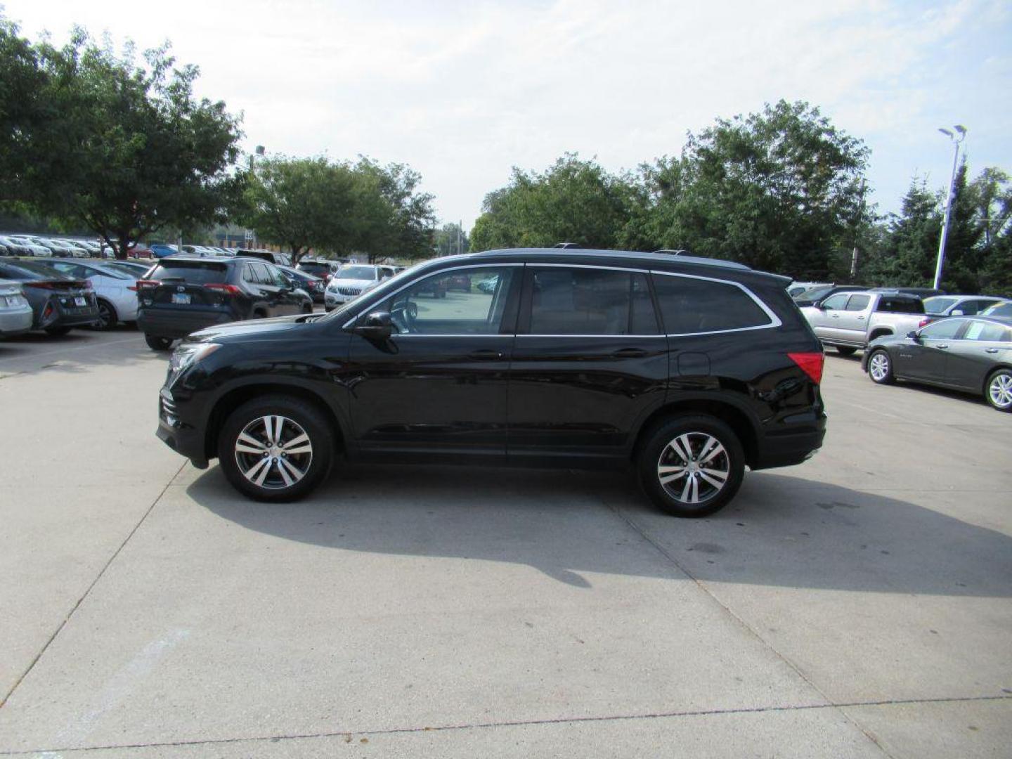 2016 BLACK HONDA PILOT EX (5FNYF6H3XGB) with an 3.5L engine, Automatic transmission, located at 908 SE 14th Street, Des Moines, IA, 50317, (515) 281-0330, 41.580303, -93.597046 - Photo#7