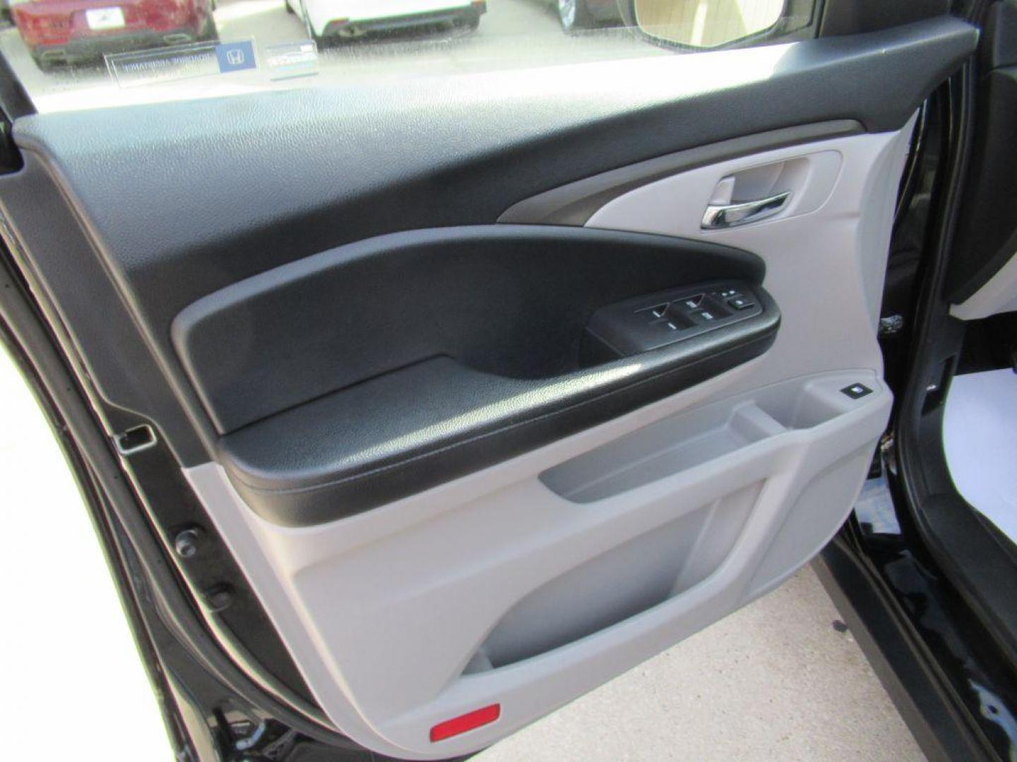 2016 BLACK HONDA PILOT EX (5FNYF6H3XGB) with an 3.5L engine, Automatic transmission, located at 908 SE 14th Street, Des Moines, IA, 50317, (515) 281-0330, 41.580303, -93.597046 - Photo#9
