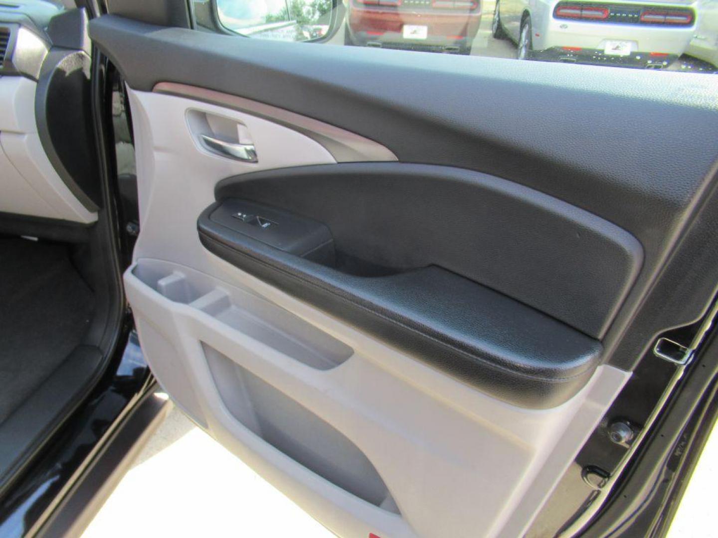 2016 BLACK HONDA PILOT EX (5FNYF6H3XGB) with an 3.5L engine, Automatic transmission, located at 908 SE 14th Street, Des Moines, IA, 50317, (515) 281-0330, 41.580303, -93.597046 - Photo#12