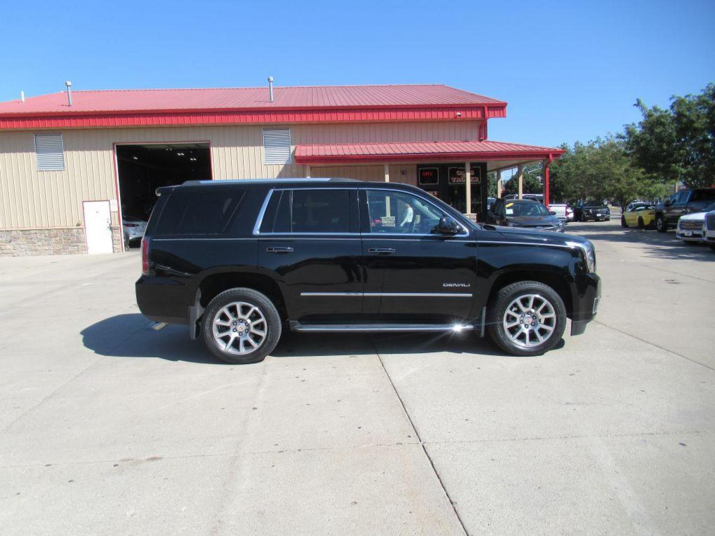 2017 BLACK GMC YUKON DENALI (1GKS2CKJ4HR) with an 6.2L engine, Automatic transmission, located at 908 SE 14th Street, Des Moines, IA, 50317, (515) 281-0330, 41.580303, -93.597046 - Photo#3