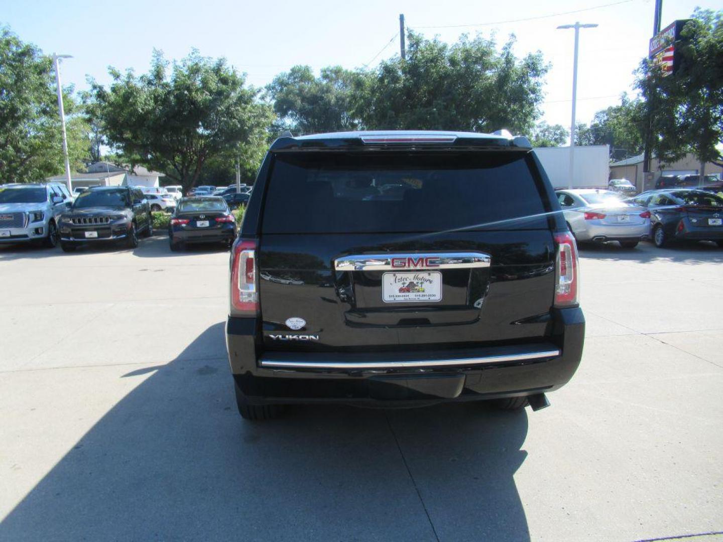 2017 BLACK GMC YUKON DENALI (1GKS2CKJ4HR) with an 6.2L engine, Automatic transmission, located at 908 SE 14th Street, Des Moines, IA, 50317, (515) 281-0330, 41.580303, -93.597046 - Photo#5