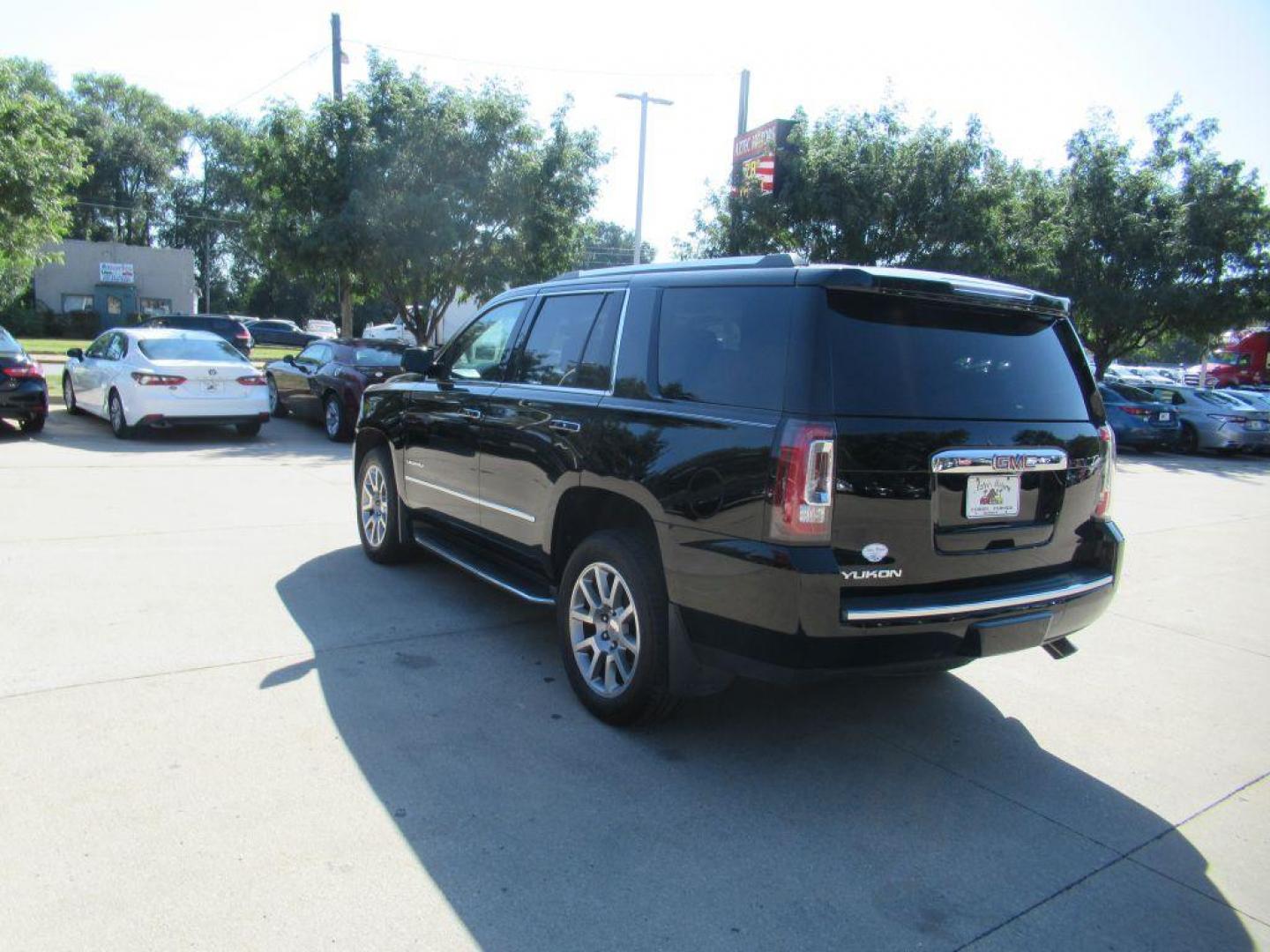 2017 BLACK GMC YUKON DENALI (1GKS2CKJ4HR) with an 6.2L engine, Automatic transmission, located at 908 SE 14th Street, Des Moines, IA, 50317, (515) 281-0330, 41.580303, -93.597046 - Photo#6