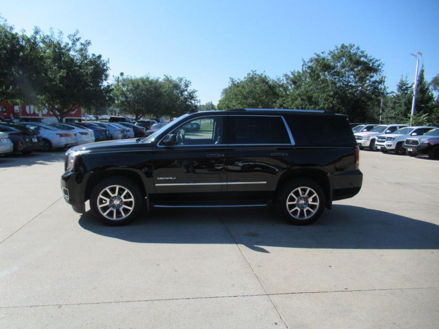 2017 BLACK GMC YUKON DENALI (1GKS2CKJ4HR) with an 6.2L engine, Automatic transmission, located at 908 SE 14th Street, Des Moines, IA, 50317, (515) 281-0330, 41.580303, -93.597046 - Photo#7