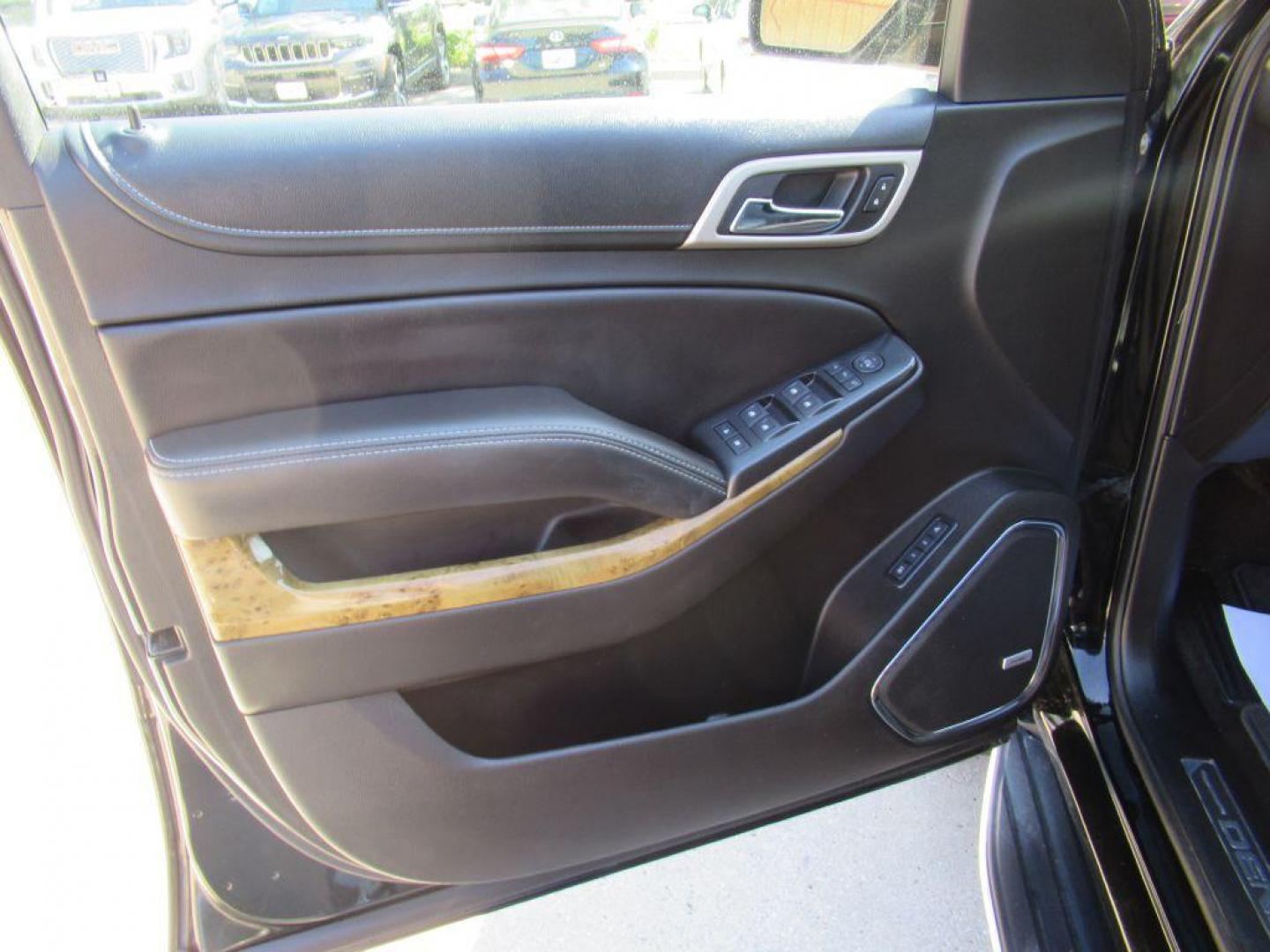 2017 BLACK GMC YUKON DENALI (1GKS2CKJ4HR) with an 6.2L engine, Automatic transmission, located at 908 SE 14th Street, Des Moines, IA, 50317, (515) 281-0330, 41.580303, -93.597046 - Photo#9
