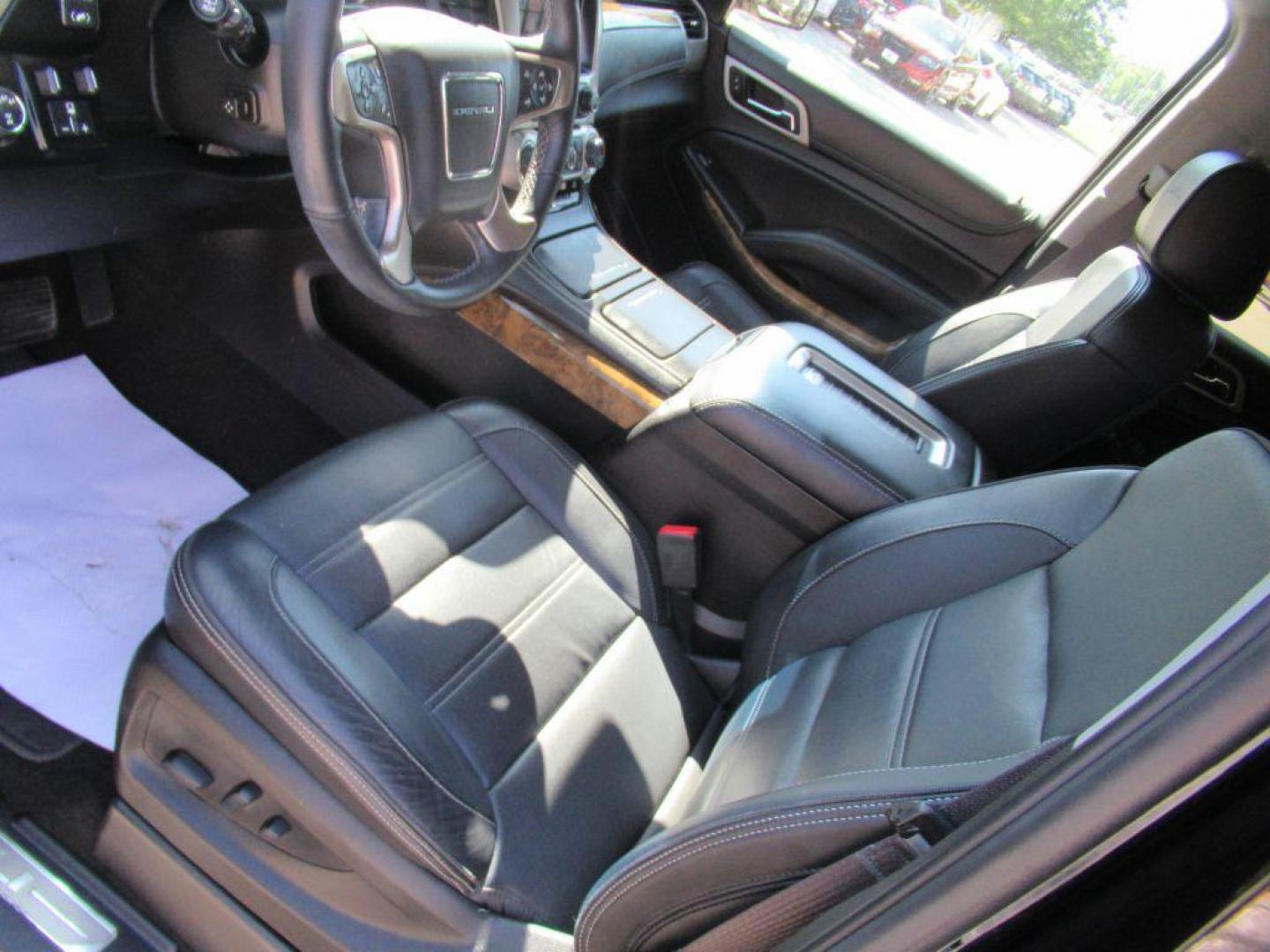 2017 BLACK GMC YUKON DENALI (1GKS2CKJ4HR) with an 6.2L engine, Automatic transmission, located at 908 SE 14th Street, Des Moines, IA, 50317, (515) 281-0330, 41.580303, -93.597046 - Photo#17