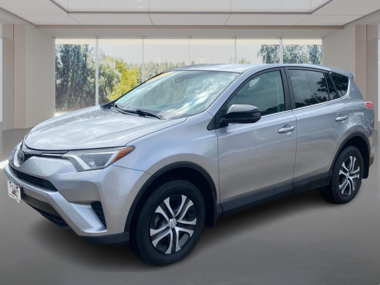 2017 SILVER TOYOTA RAV4 LE (2T3BFREV5HW) with an 2.5L engine, Automatic transmission, located at 908 SE 14th Street, Des Moines, IA, 50317, (515) 281-0330, 41.580303, -93.597046 - Photo#7
