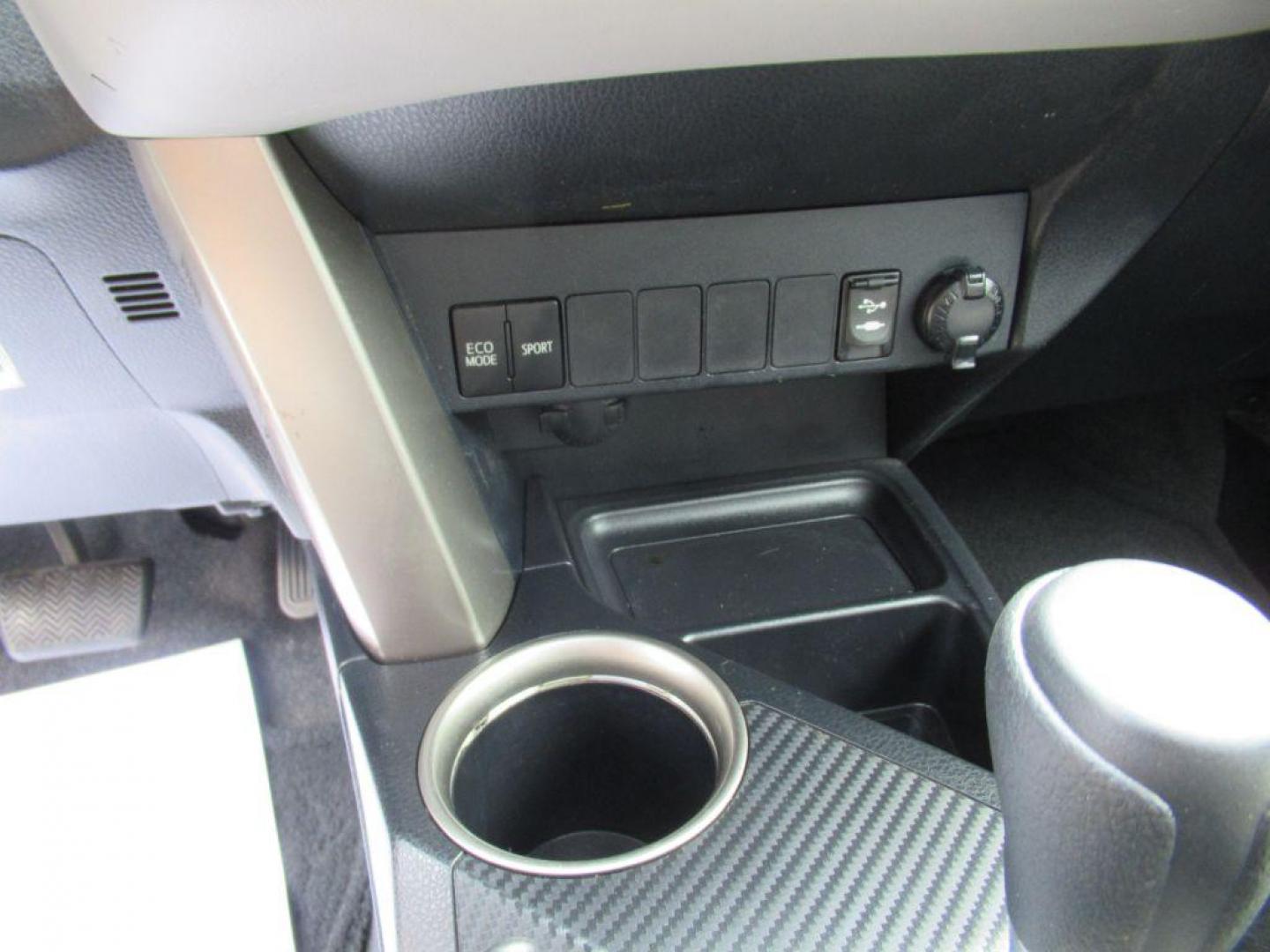 2015 GRAY TOYOTA RAV4 XLE (JTMRFREV3FJ) with an 2.5L engine, Automatic transmission, located at 908 SE 14th Street, Des Moines, IA, 50317, (515) 281-0330, 41.580303, -93.597046 - Photo#20
