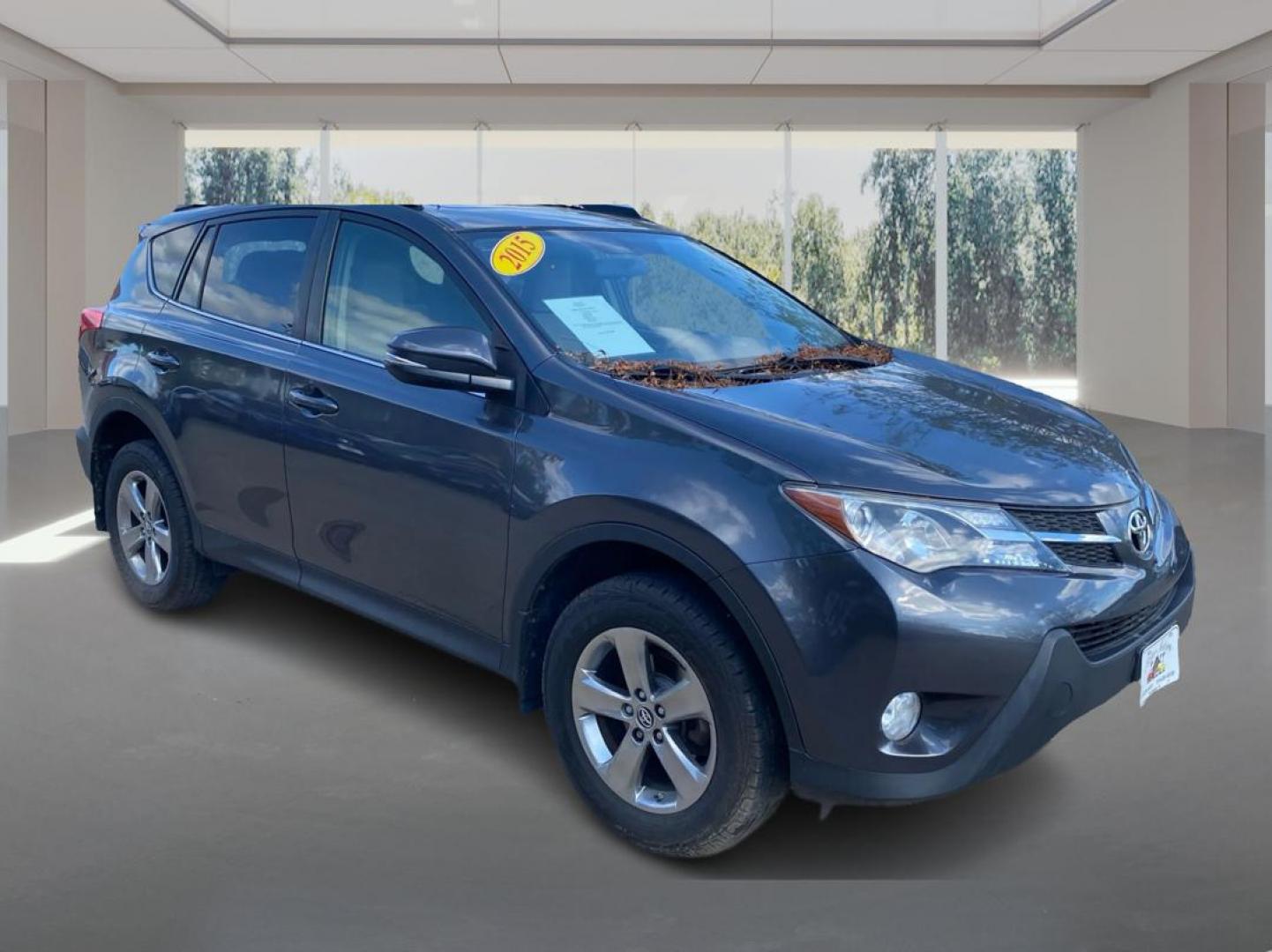 2015 GRAY TOYOTA RAV4 XLE (JTMRFREV3FJ) with an 2.5L engine, Automatic transmission, located at 908 SE 14th Street, Des Moines, IA, 50317, (515) 281-0330, 41.580303, -93.597046 - Photo#0