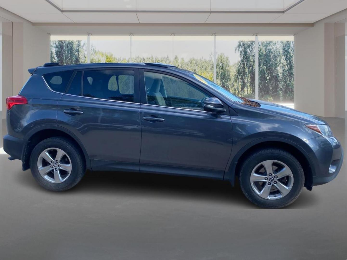 2015 GRAY TOYOTA RAV4 XLE (JTMRFREV3FJ) with an 2.5L engine, Automatic transmission, located at 908 SE 14th Street, Des Moines, IA, 50317, (515) 281-0330, 41.580303, -93.597046 - Photo#1