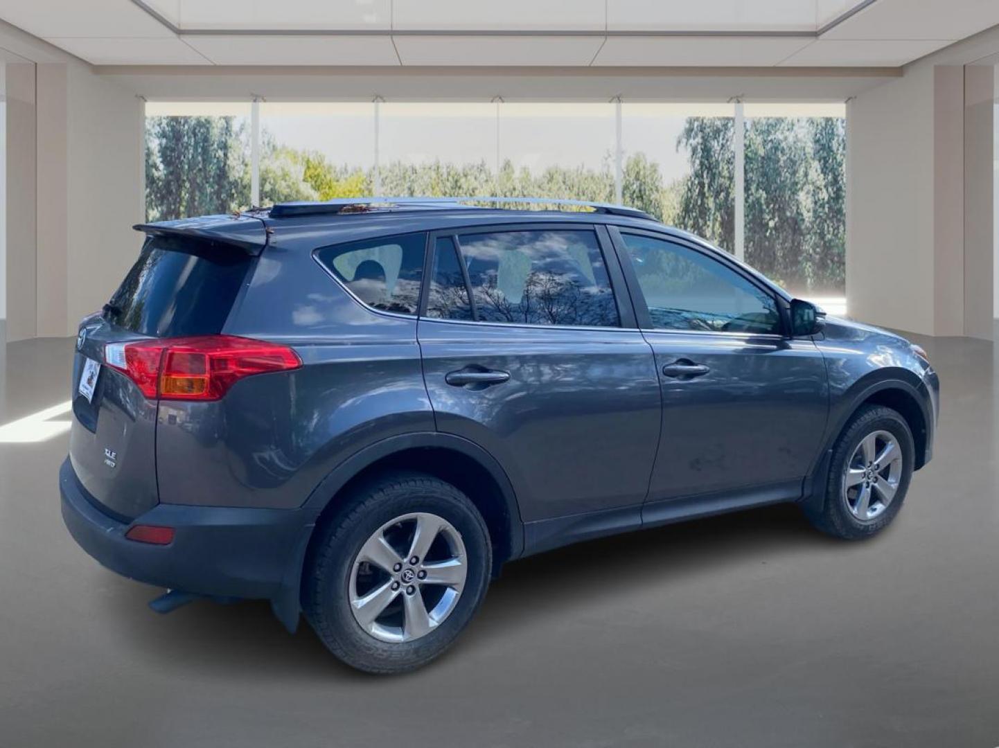 2015 GRAY TOYOTA RAV4 XLE (JTMRFREV3FJ) with an 2.5L engine, Automatic transmission, located at 908 SE 14th Street, Des Moines, IA, 50317, (515) 281-0330, 41.580303, -93.597046 - Photo#2