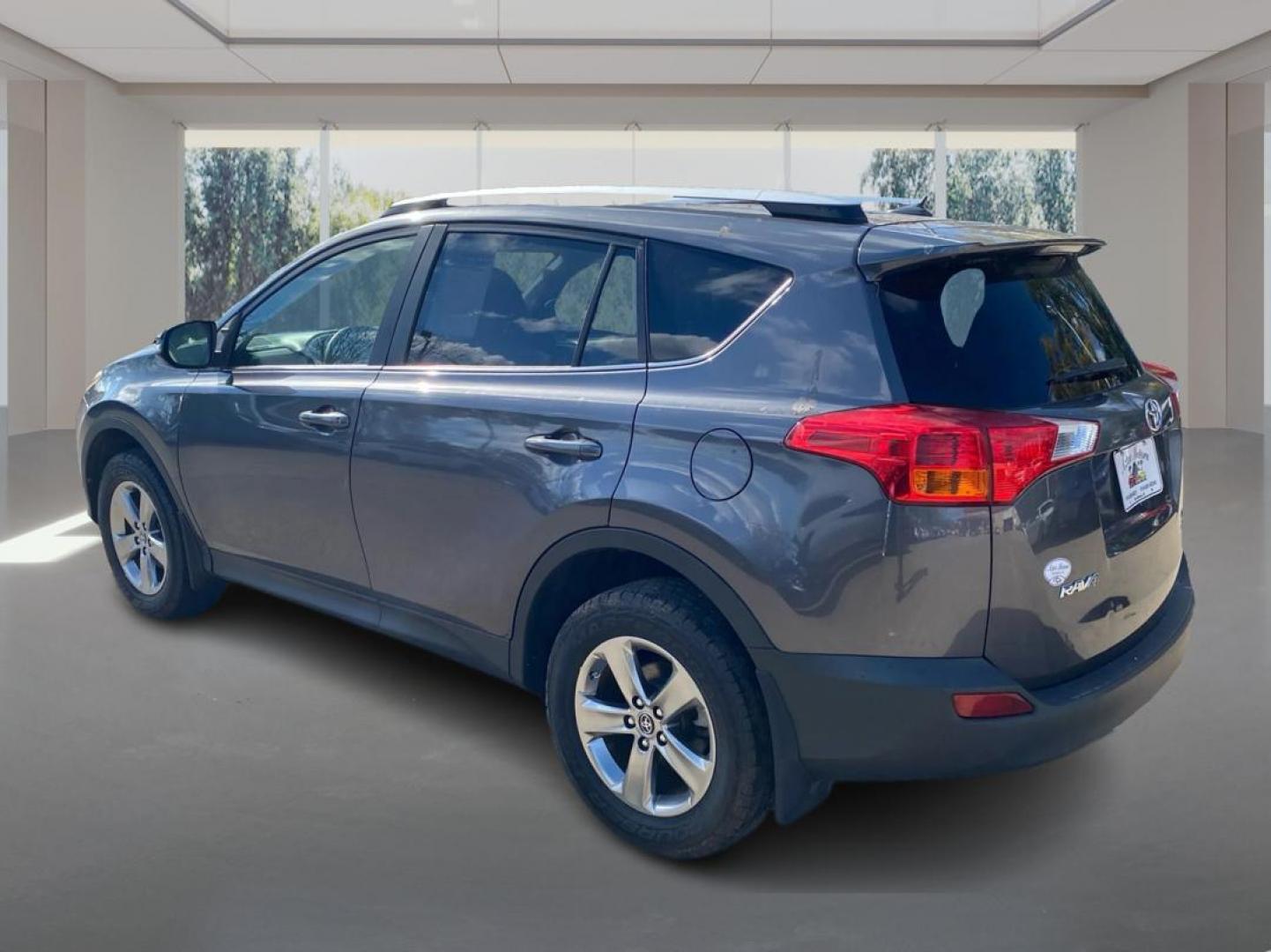 2015 GRAY TOYOTA RAV4 XLE (JTMRFREV3FJ) with an 2.5L engine, Automatic transmission, located at 908 SE 14th Street, Des Moines, IA, 50317, (515) 281-0330, 41.580303, -93.597046 - Photo#4