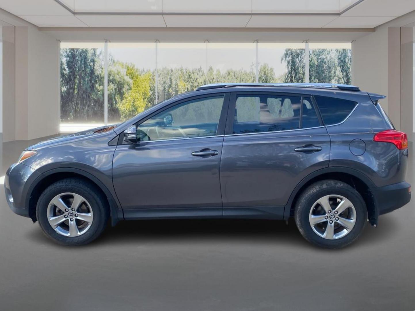 2015 GRAY TOYOTA RAV4 XLE (JTMRFREV3FJ) with an 2.5L engine, Automatic transmission, located at 908 SE 14th Street, Des Moines, IA, 50317, (515) 281-0330, 41.580303, -93.597046 - Photo#5