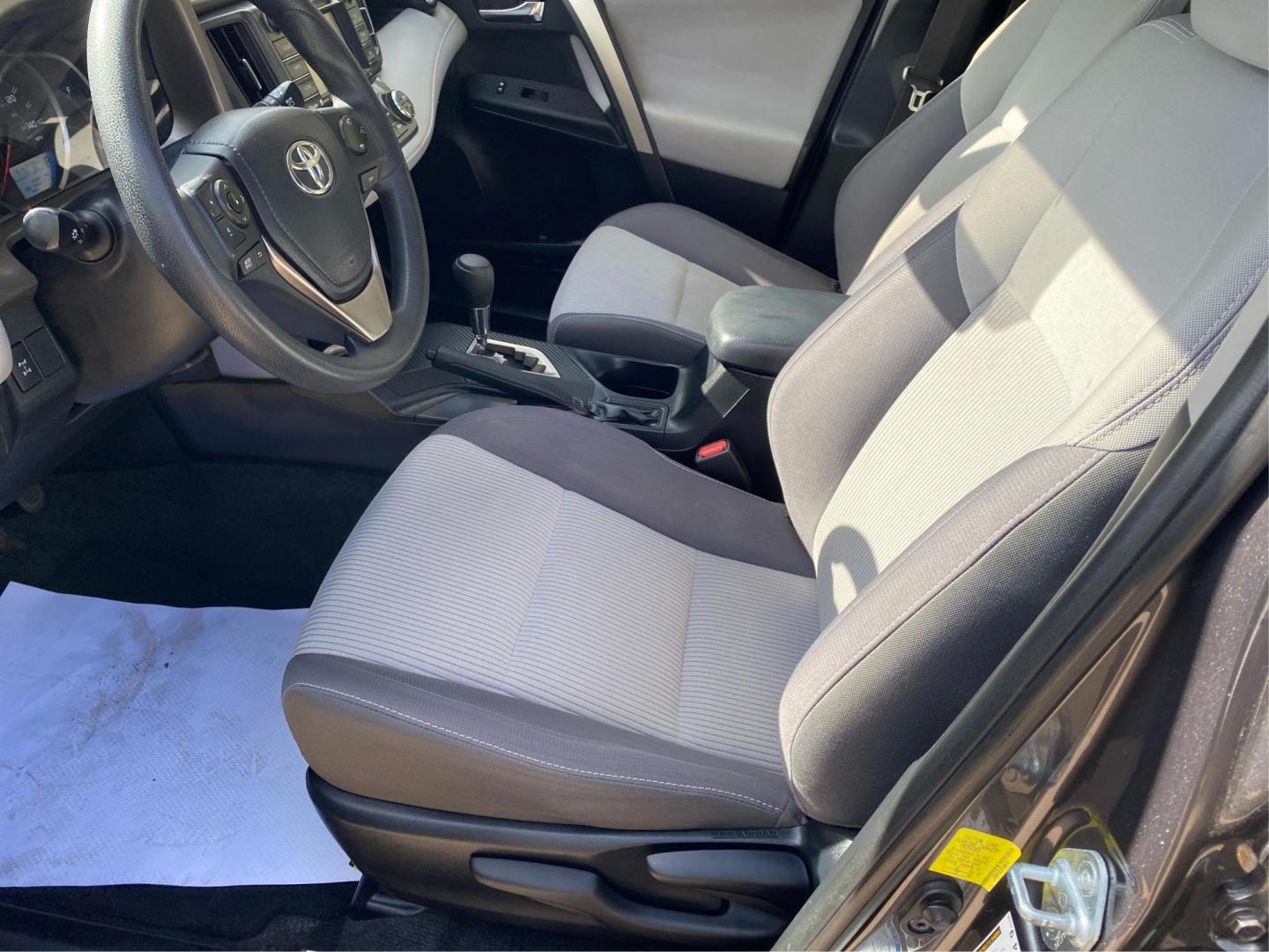 2015 GRAY TOYOTA RAV4 XLE (JTMRFREV3FJ) with an 2.5L engine, Automatic transmission, located at 908 SE 14th Street, Des Moines, IA, 50317, (515) 281-0330, 41.580303, -93.597046 - Photo#8